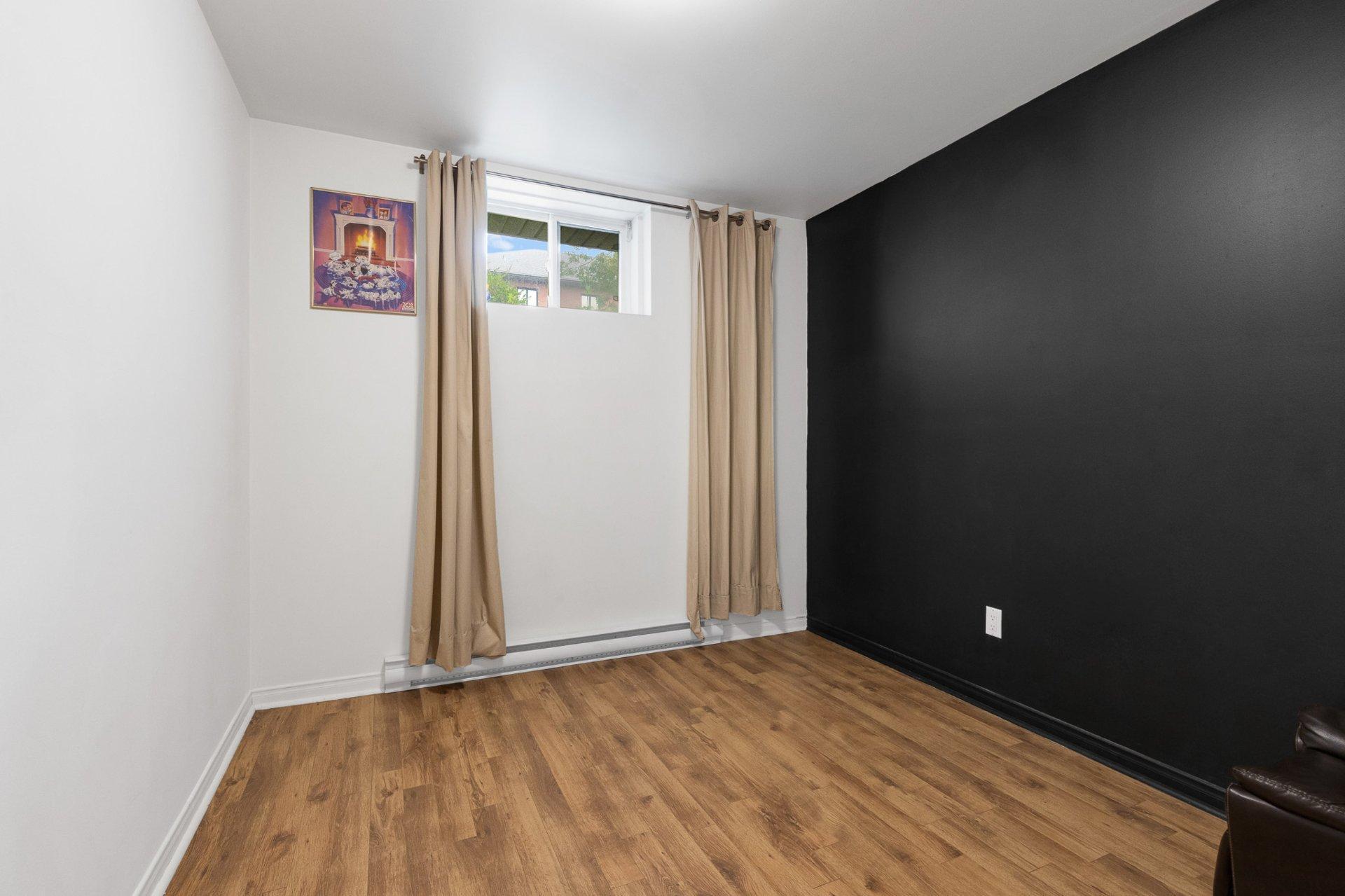 









1025Z


Rue Gameroff

,
Montréal (Lachine),




QC
H8T3R5

