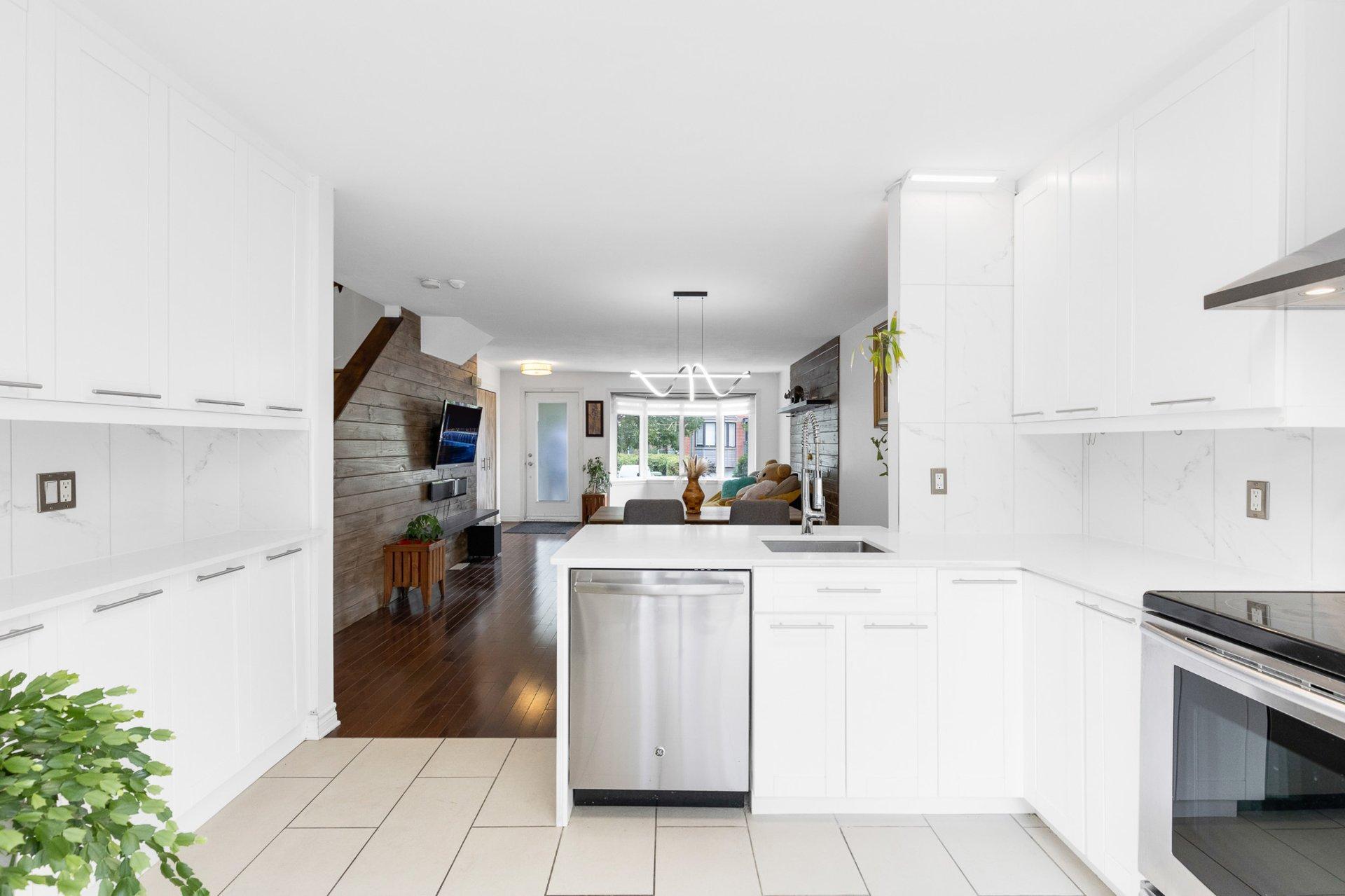 









1025Z


Rue Gameroff

,
Montréal (Lachine),




QC
H8T3R5

