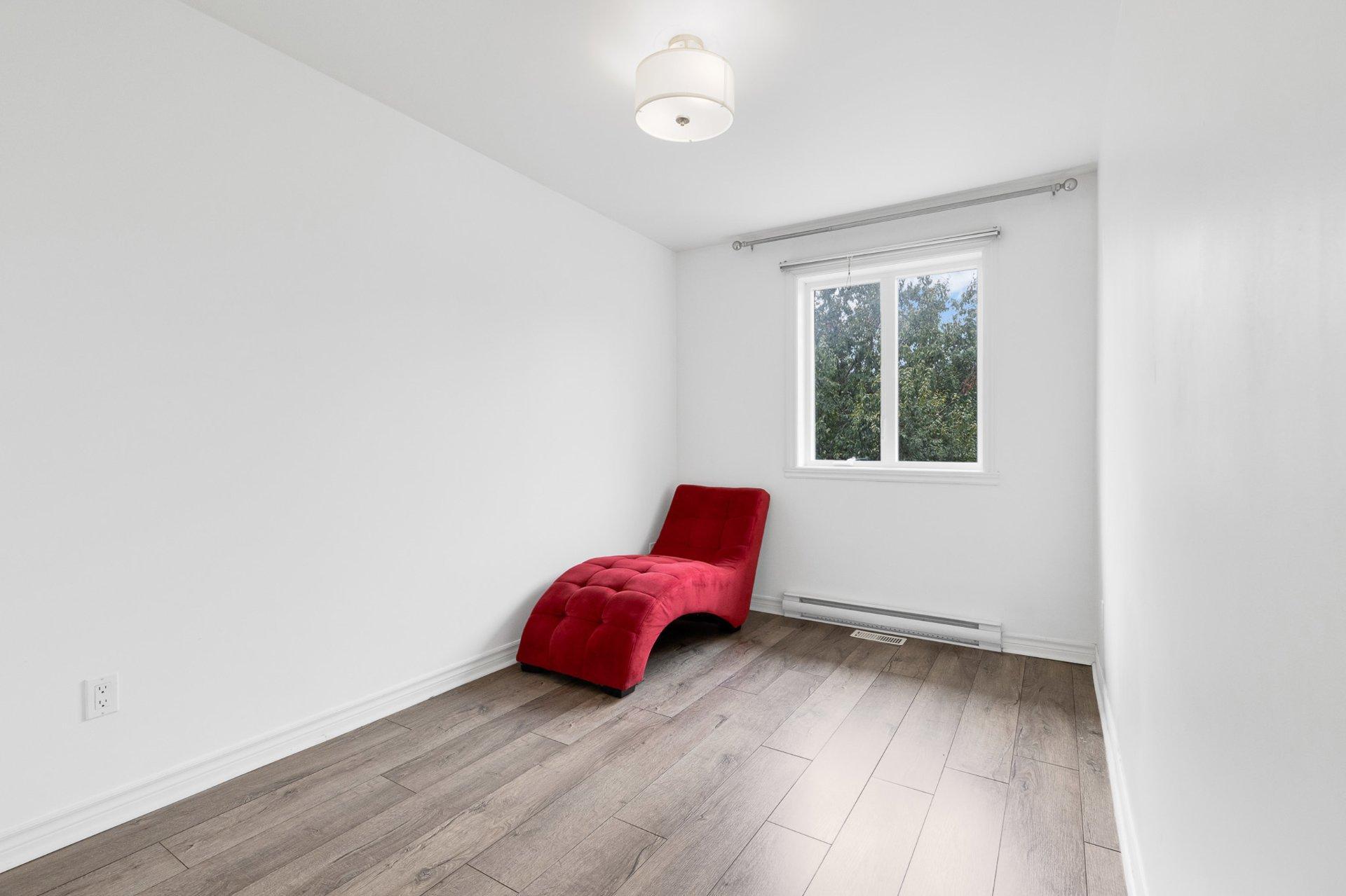 









1025Z


Rue Gameroff

,
Montréal (Lachine),




QC
H8T3R5

