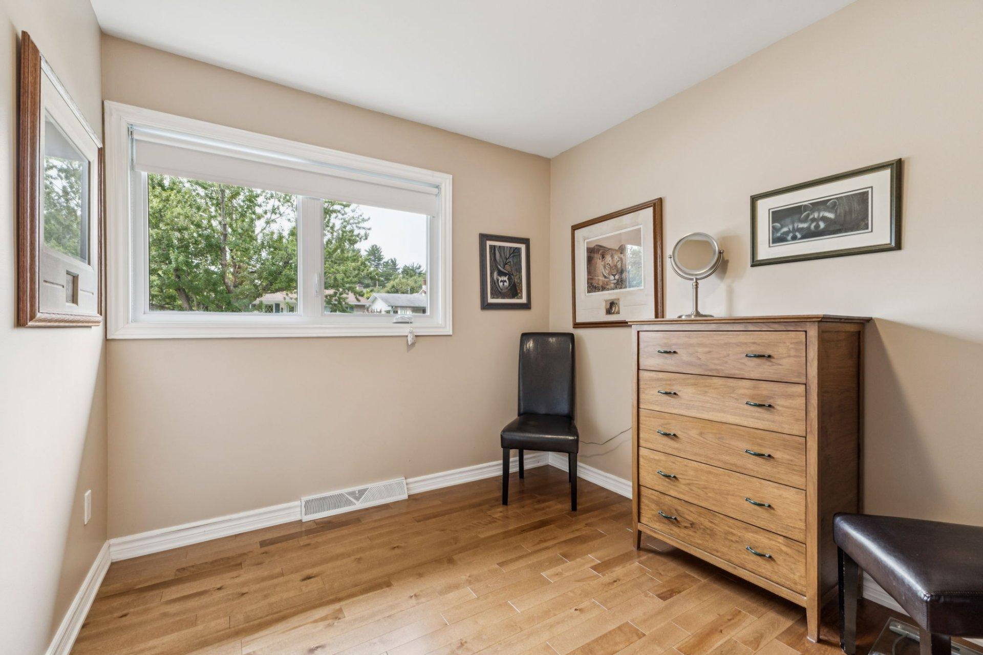 









582


Rue Laframboise

,
Gatineau (Buckingham),




QC
J8L2V5

