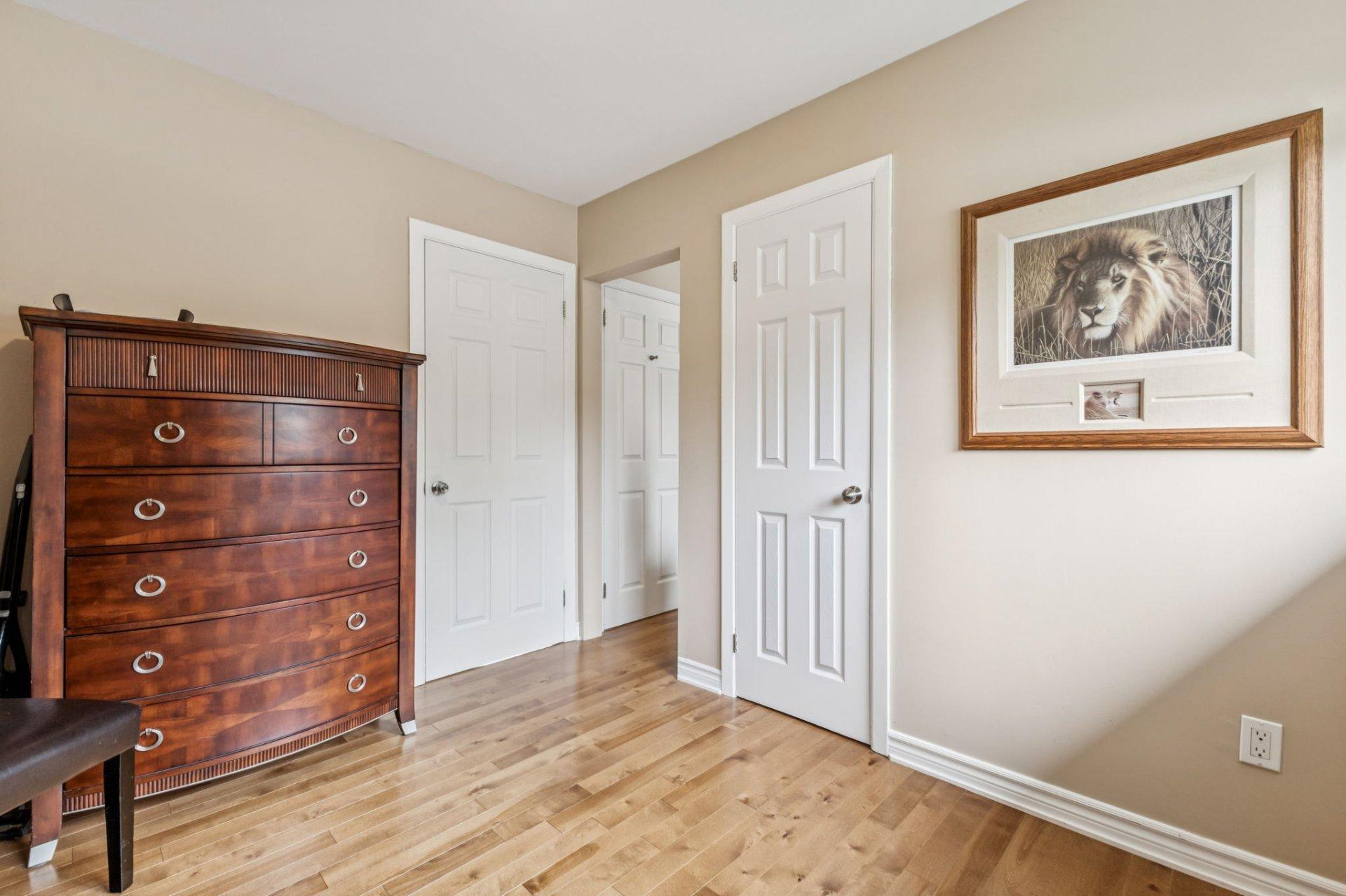 









582


Rue Laframboise

,
Gatineau (Buckingham),




QC
J8L2V5

