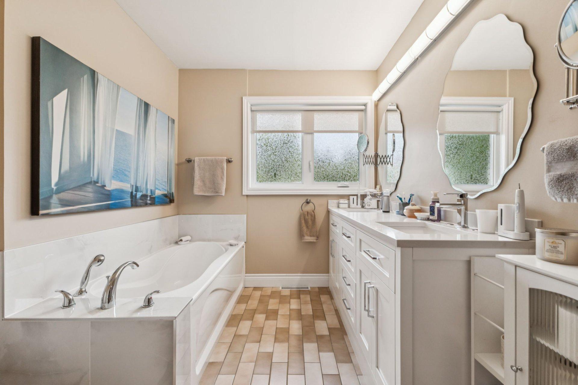 









582


Rue Laframboise

,
Gatineau (Buckingham),




QC
J8L2V5

