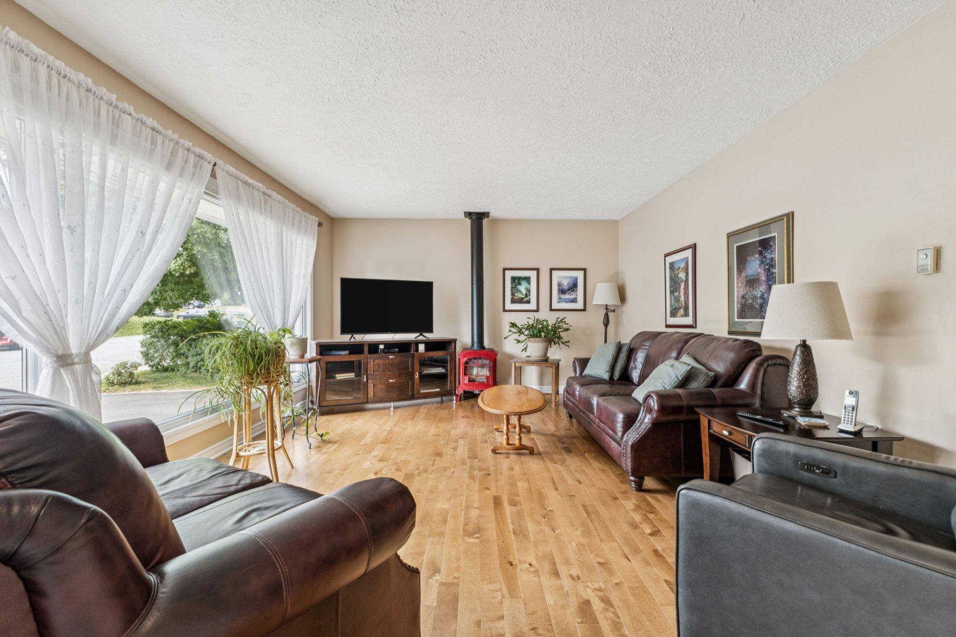 









582


Rue Laframboise

,
Gatineau (Buckingham),




QC
J8L2V5

