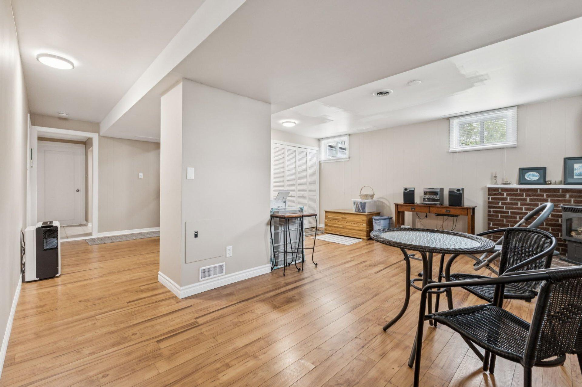 









582


Rue Laframboise

,
Gatineau (Buckingham),




QC
J8L2V5

