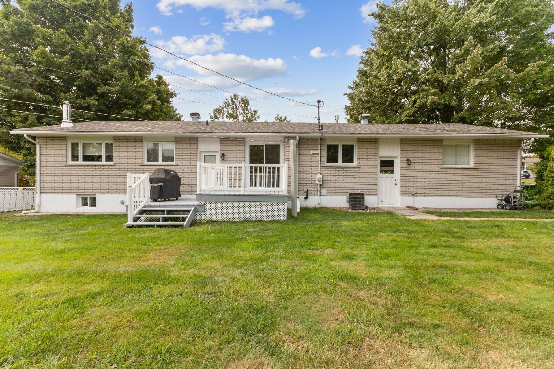 









582


Rue Laframboise

,
Gatineau (Buckingham),




QC
J8L2V5

