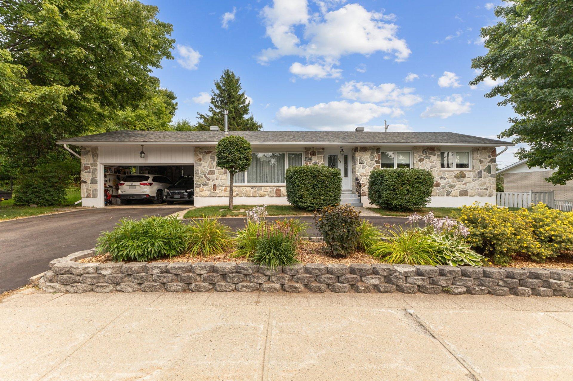 









582


Rue Laframboise

,
Gatineau (Buckingham),




QC
J8L2V5

