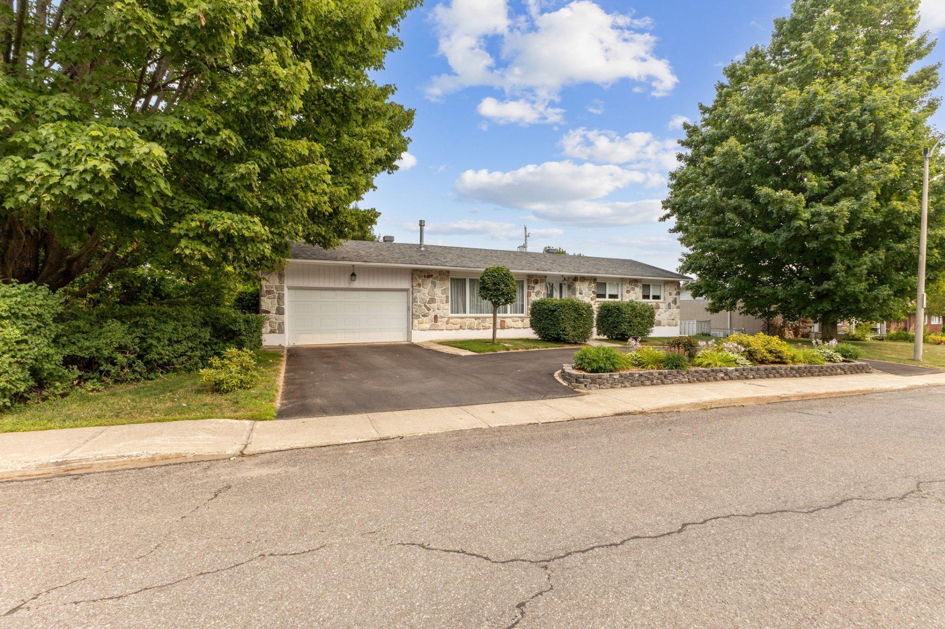 









582


Rue Laframboise

,
Gatineau (Buckingham),




QC
J8L2V5

