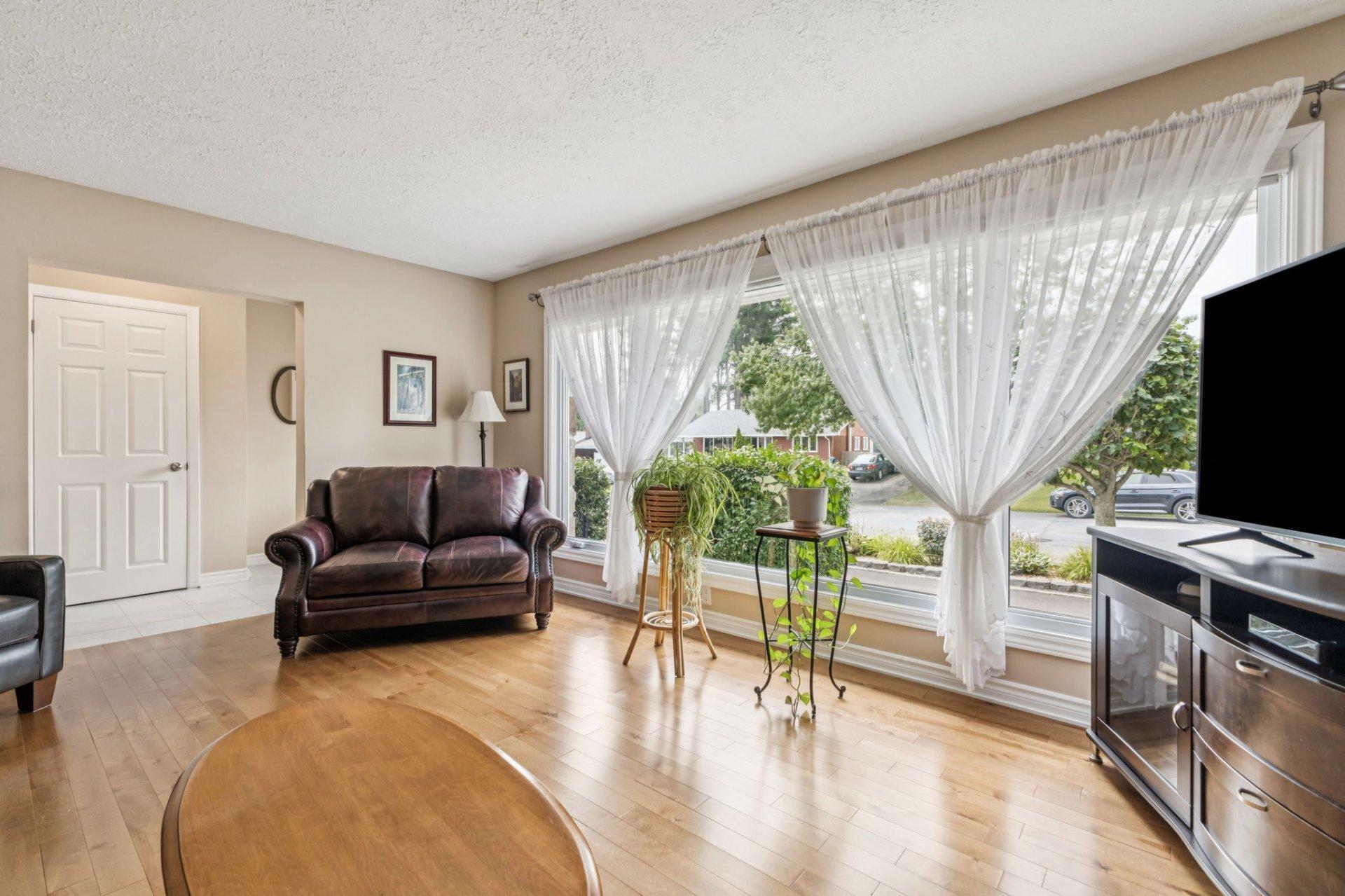 









582


Rue Laframboise

,
Gatineau (Buckingham),




QC
J8L2V5

