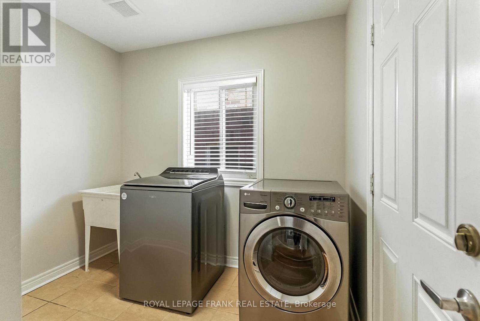 












34 ROSSWELL DRIVE

,
Clarington (Courtice),




Ontario
L1E3J6

