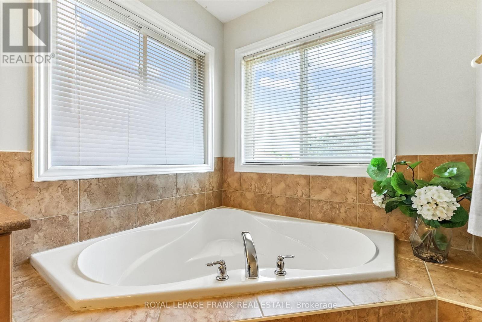 












34 ROSSWELL DRIVE

,
Clarington (Courtice),




Ontario
L1E3J6

