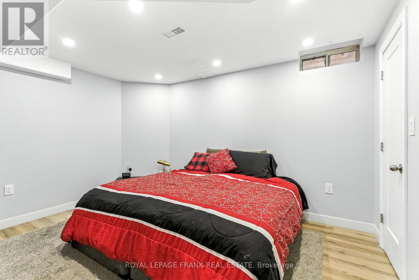 












34 ROSSWELL DRIVE

,
Clarington (Courtice),




Ontario
L1E3J6

