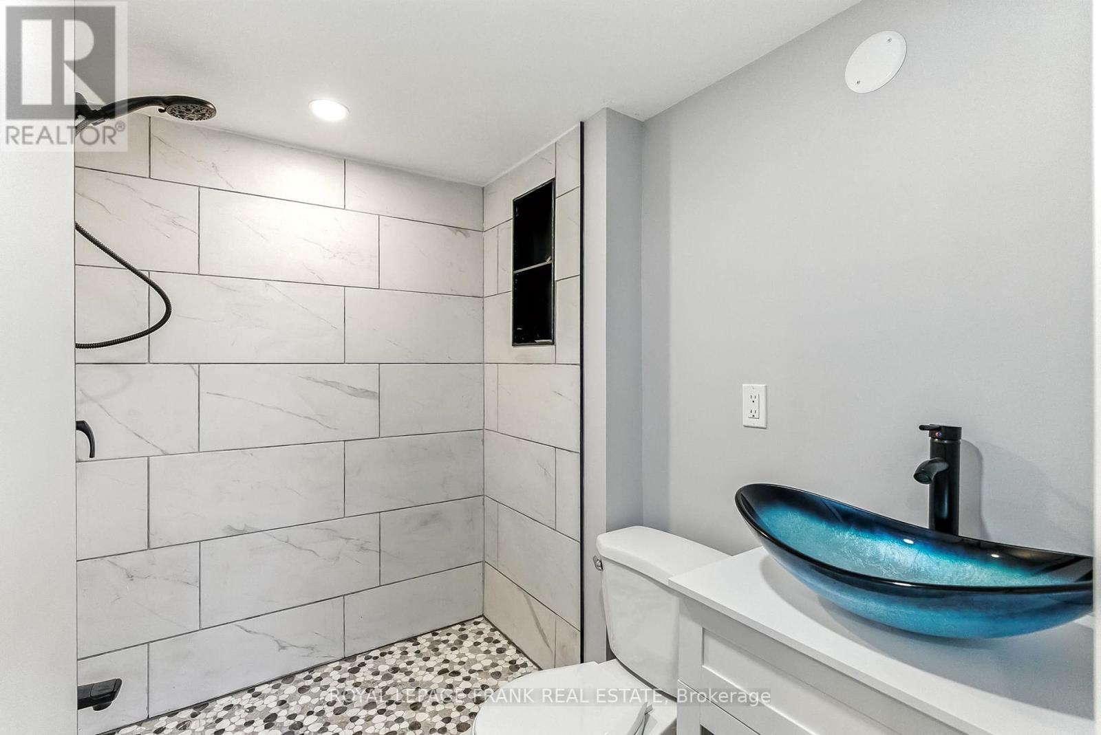 












34 ROSSWELL DRIVE

,
Clarington (Courtice),




Ontario
L1E3J6

