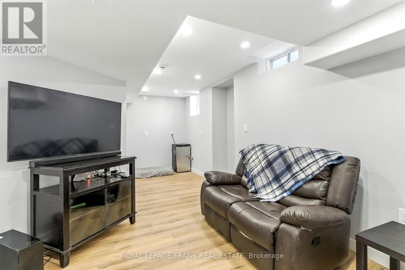 












34 ROSSWELL DRIVE

,
Clarington (Courtice),




Ontario
L1E3J6

