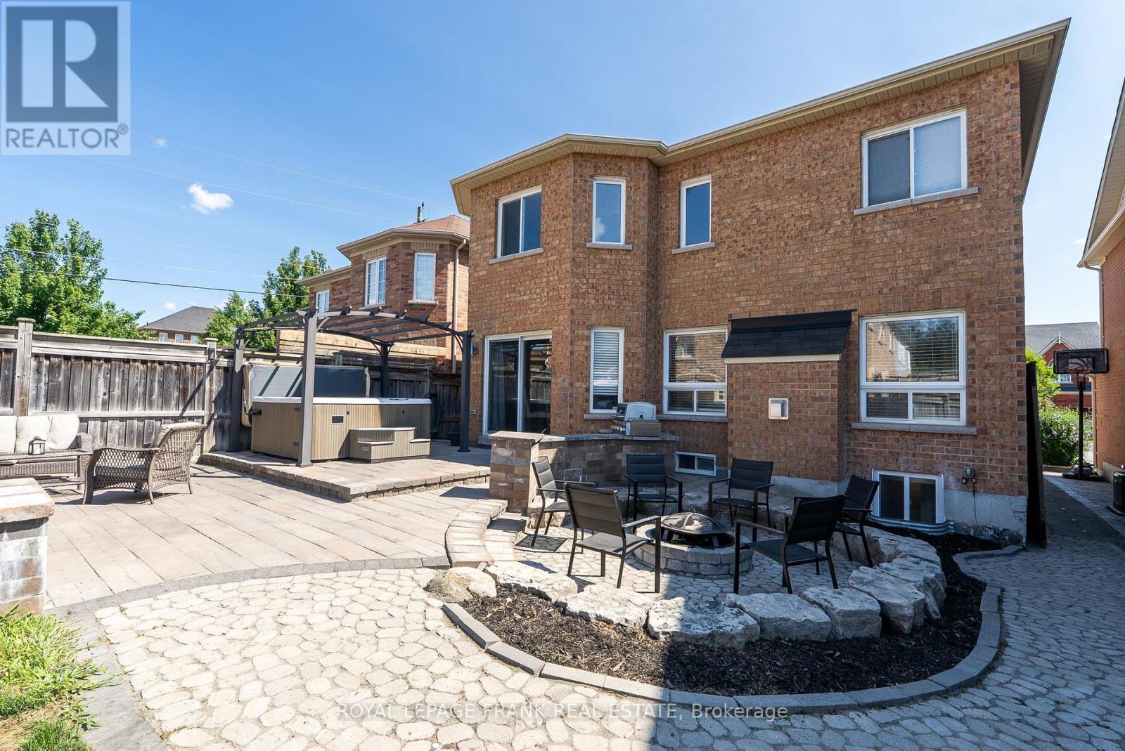 












34 ROSSWELL DRIVE

,
Clarington (Courtice),




Ontario
L1E3J6

