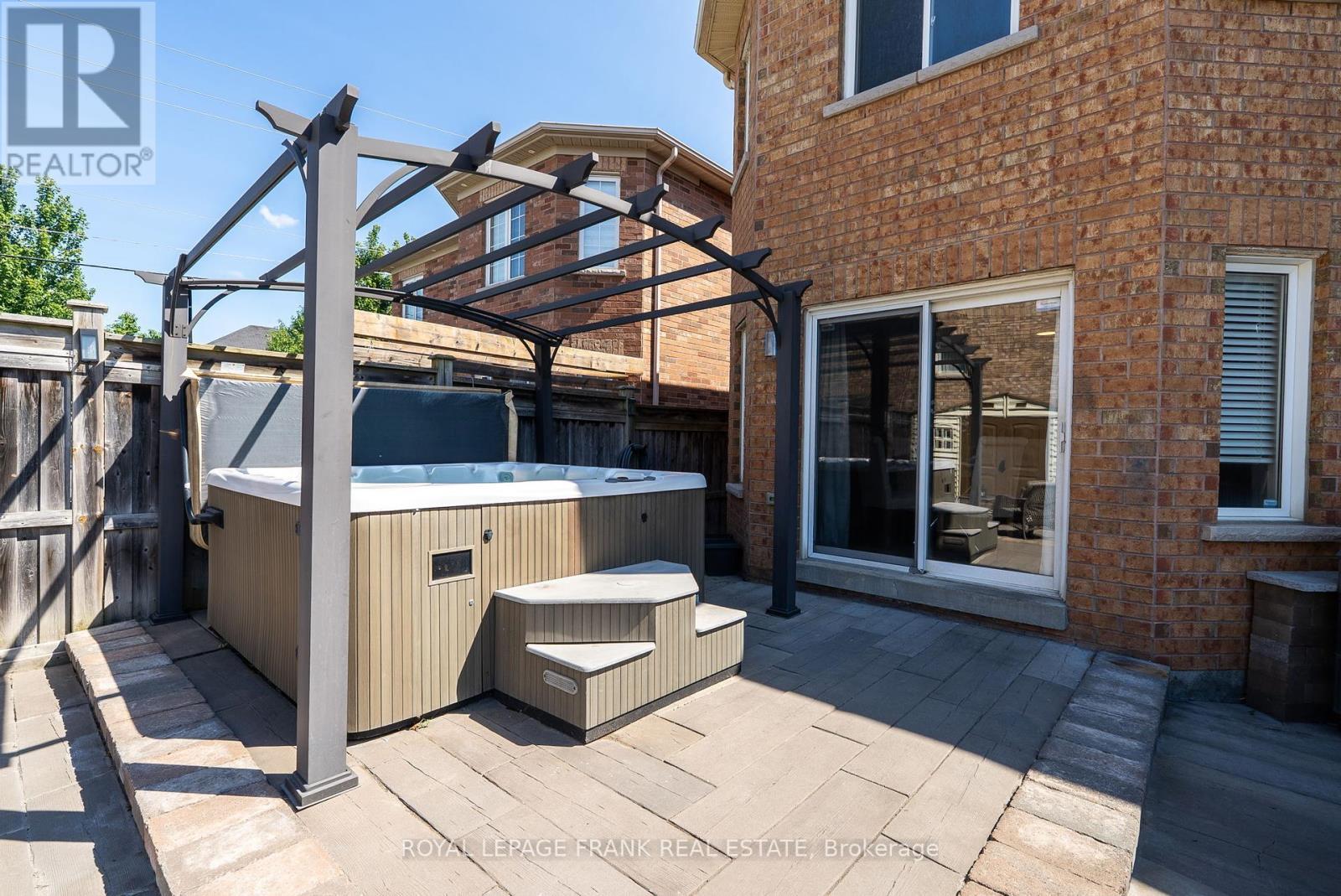 












34 ROSSWELL DRIVE

,
Clarington (Courtice),




Ontario
L1E3J6

