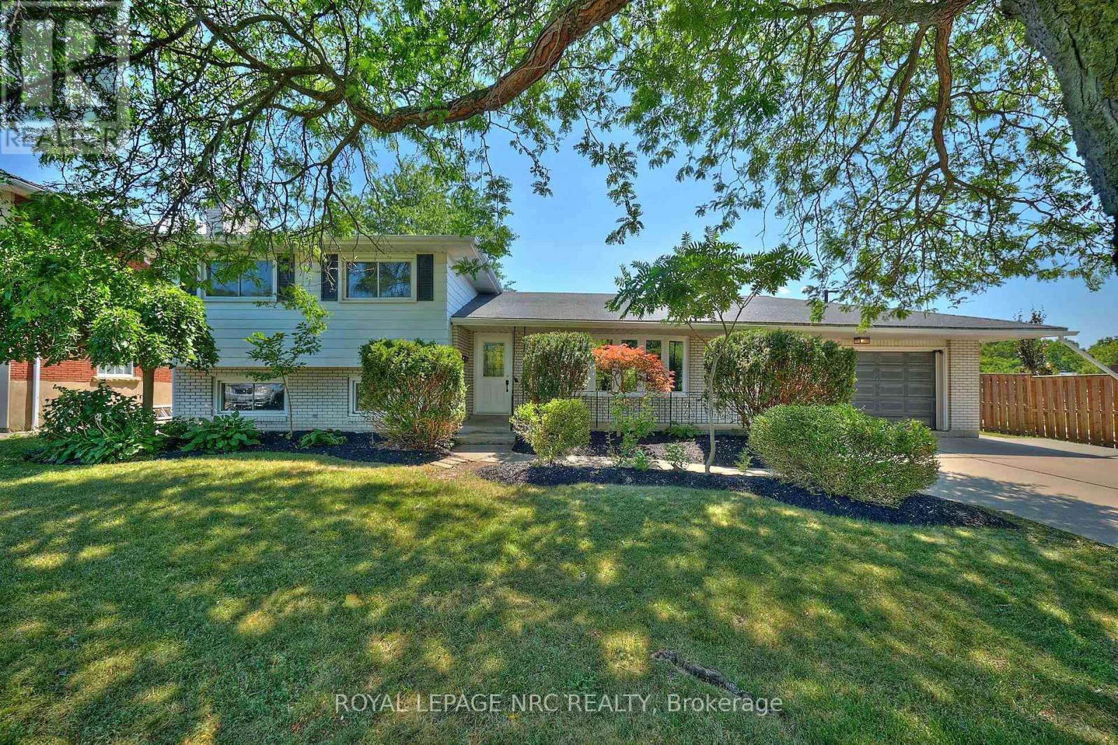 












22 OAKRIDGE AVENUE

,
St. Catharines (Glendale/Glenridge),




Ontario
L2T2M5

