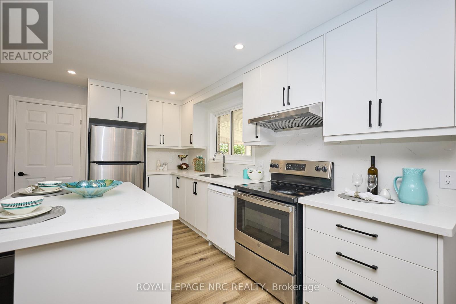 












22 OAKRIDGE AVENUE

,
St. Catharines (Glendale/Glenridge),




Ontario
L2T2M5

