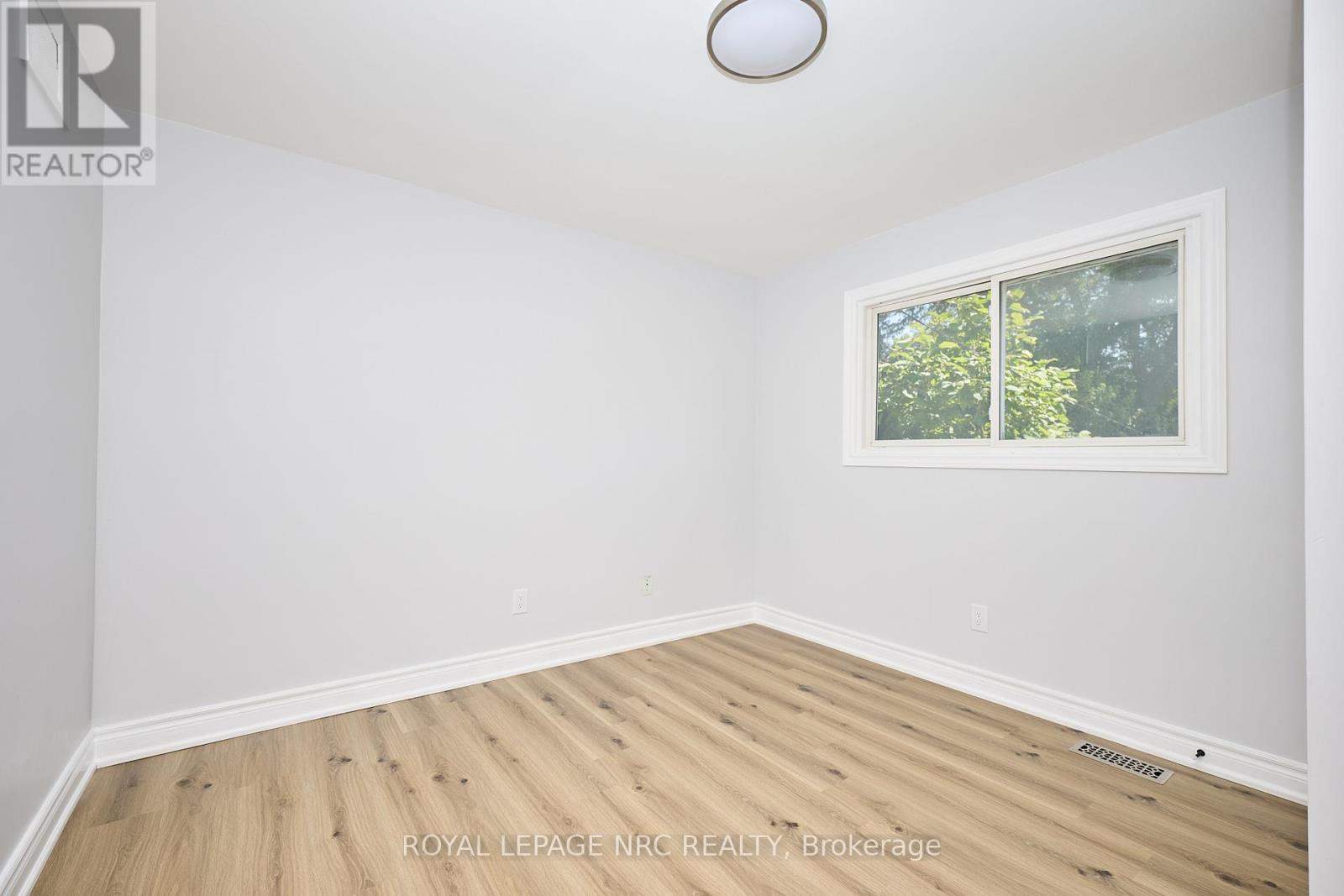 












22 OAKRIDGE AVENUE

,
St. Catharines (Glendale/Glenridge),




Ontario
L2T2M5

