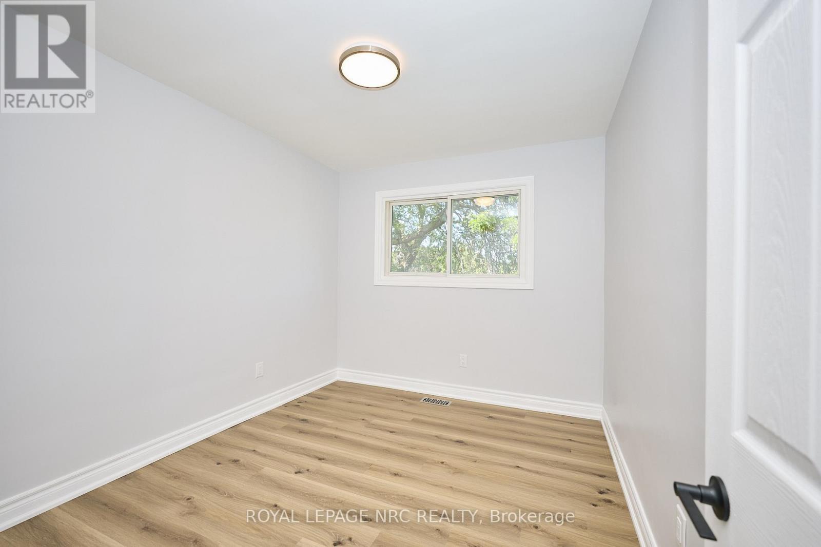 












22 OAKRIDGE AVENUE

,
St. Catharines (Glendale/Glenridge),




Ontario
L2T2M5

