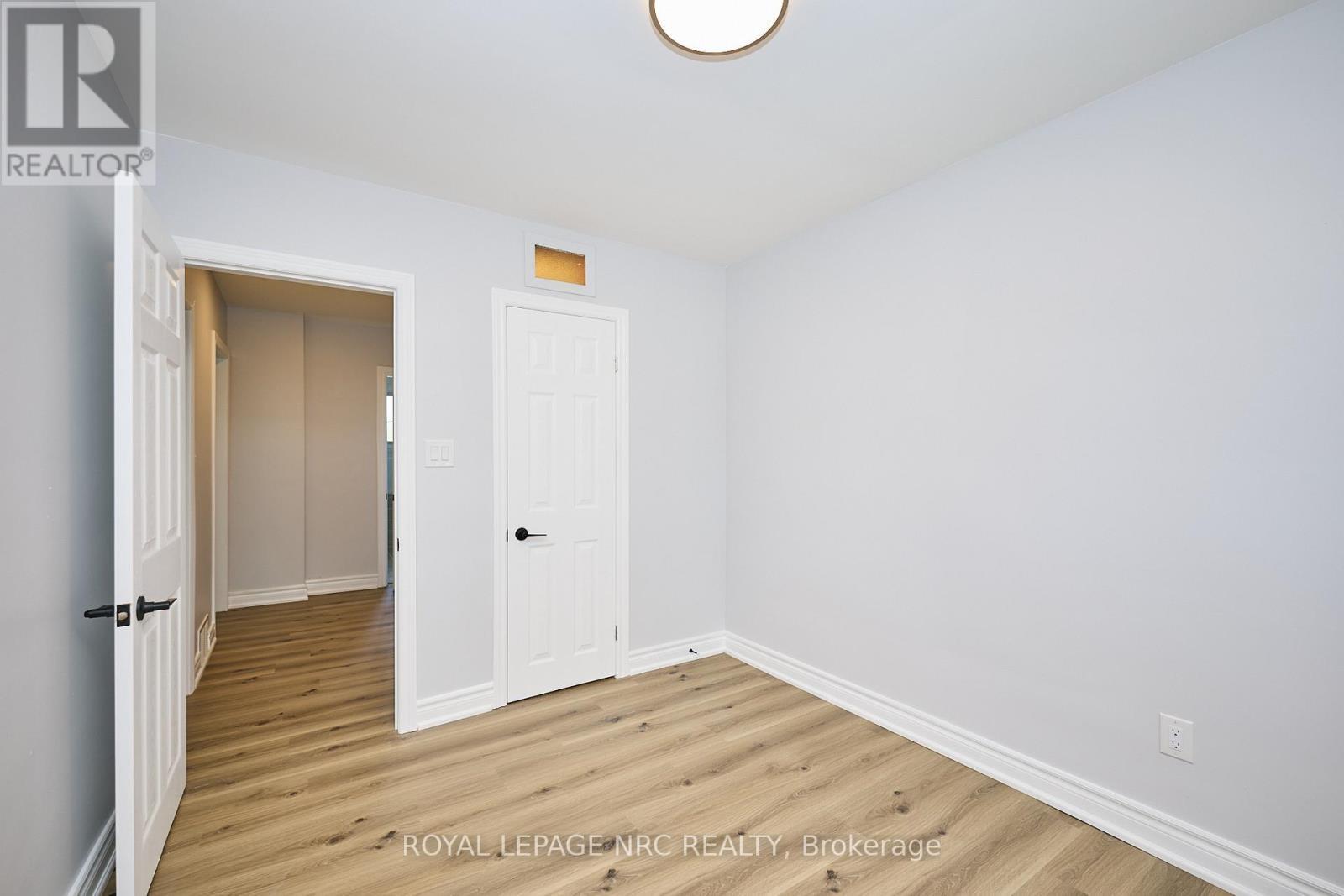 












22 OAKRIDGE AVENUE

,
St. Catharines (Glendale/Glenridge),




Ontario
L2T2M5

