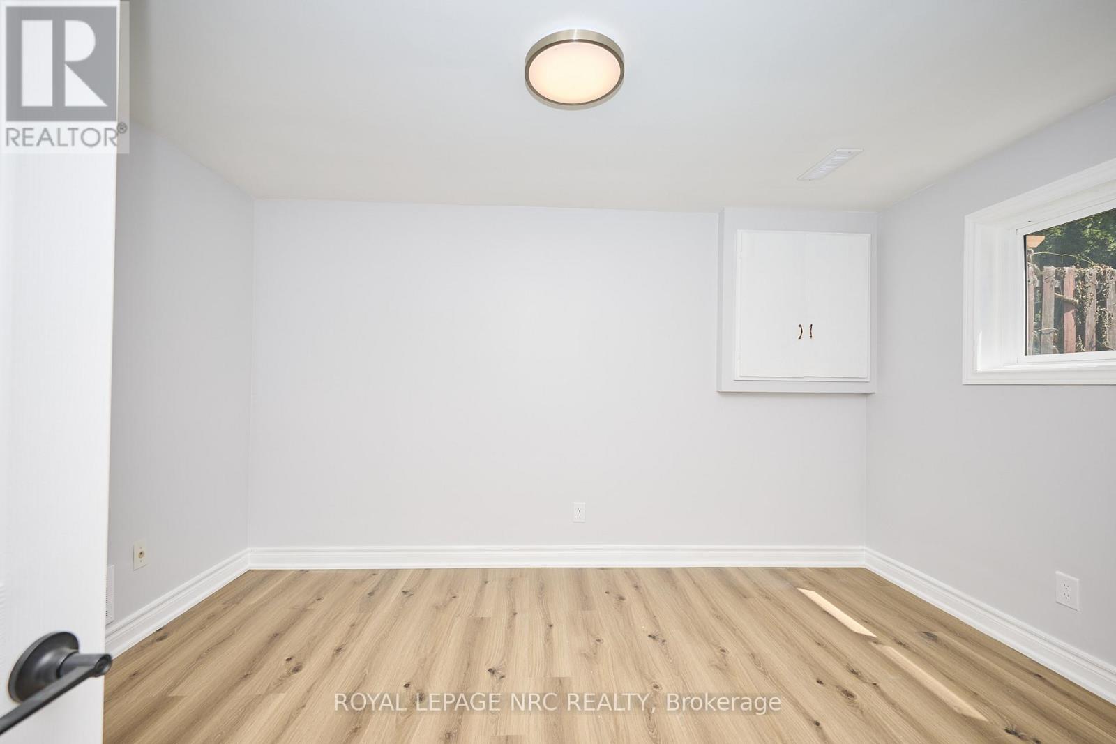 












22 OAKRIDGE AVENUE

,
St. Catharines (Glendale/Glenridge),




Ontario
L2T2M5

