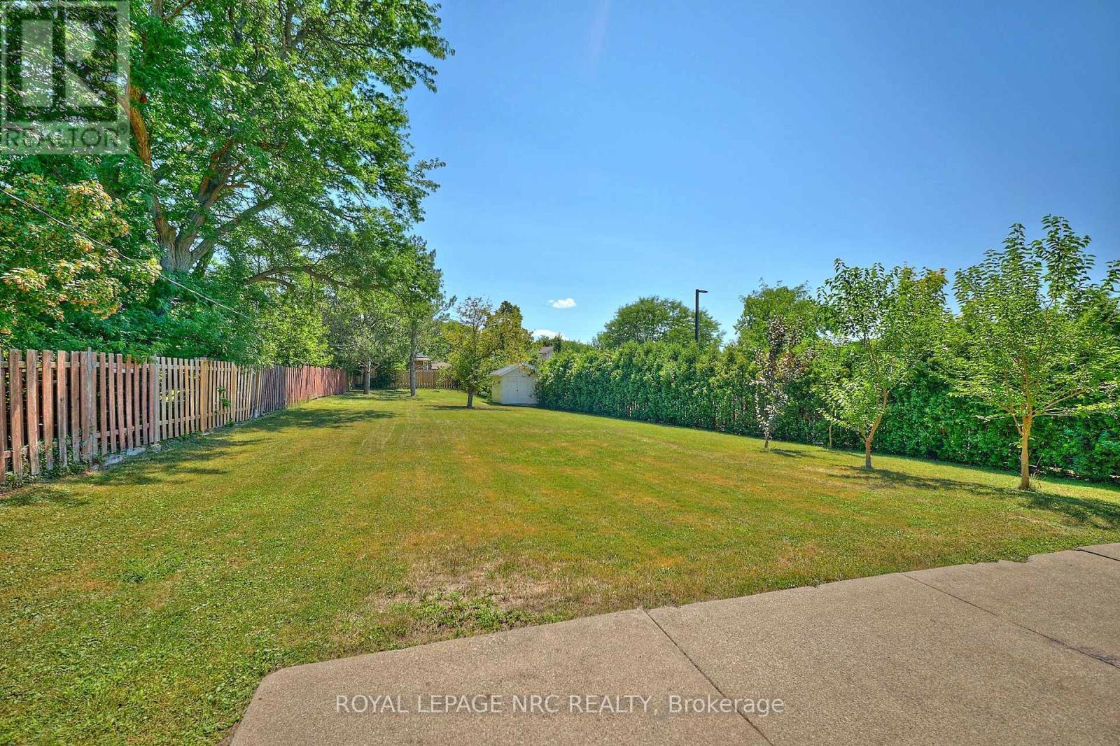 












22 OAKRIDGE AVENUE

,
St. Catharines (Glendale/Glenridge),




Ontario
L2T2M5

