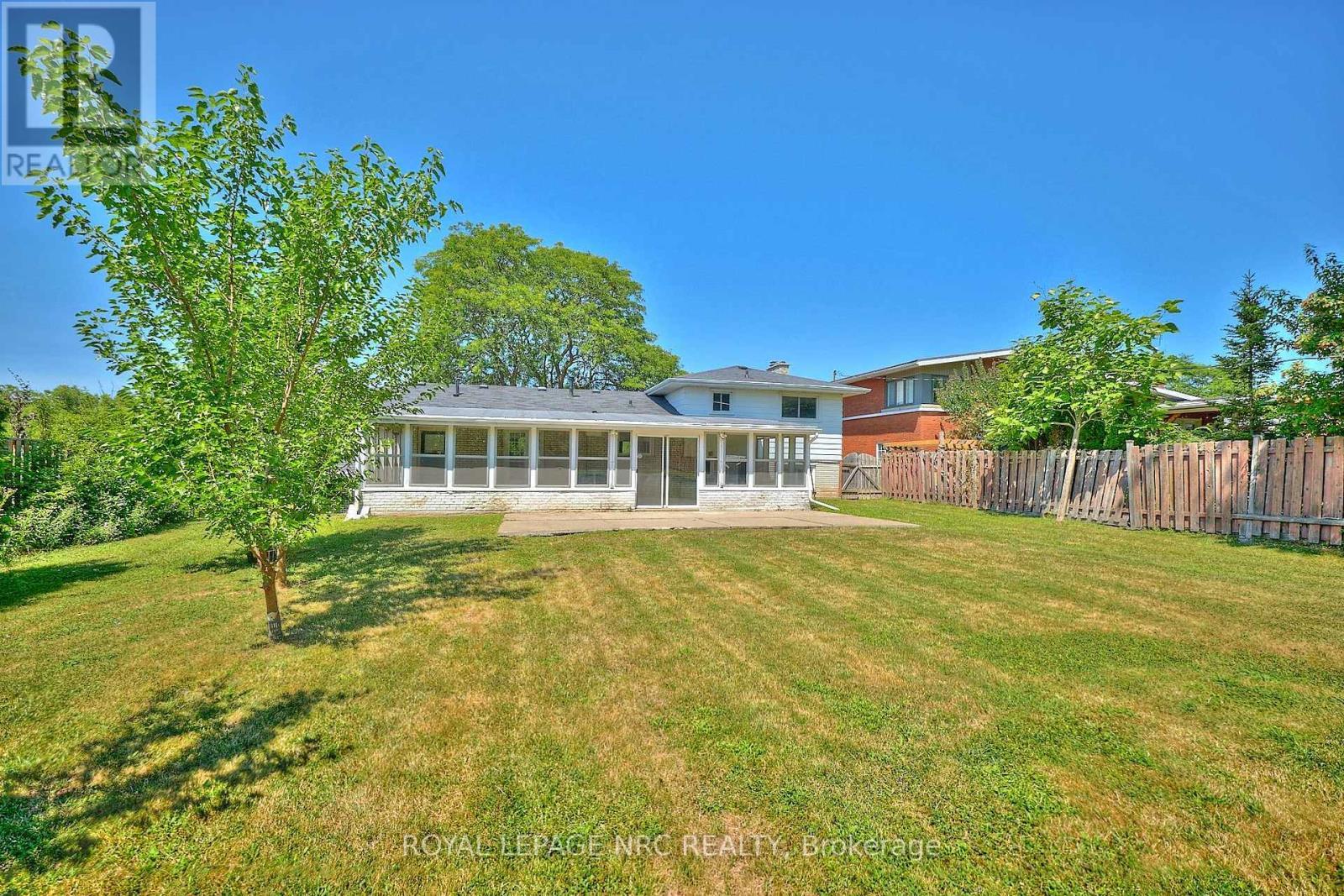 












22 OAKRIDGE AVENUE

,
St. Catharines (Glendale/Glenridge),




Ontario
L2T2M5

