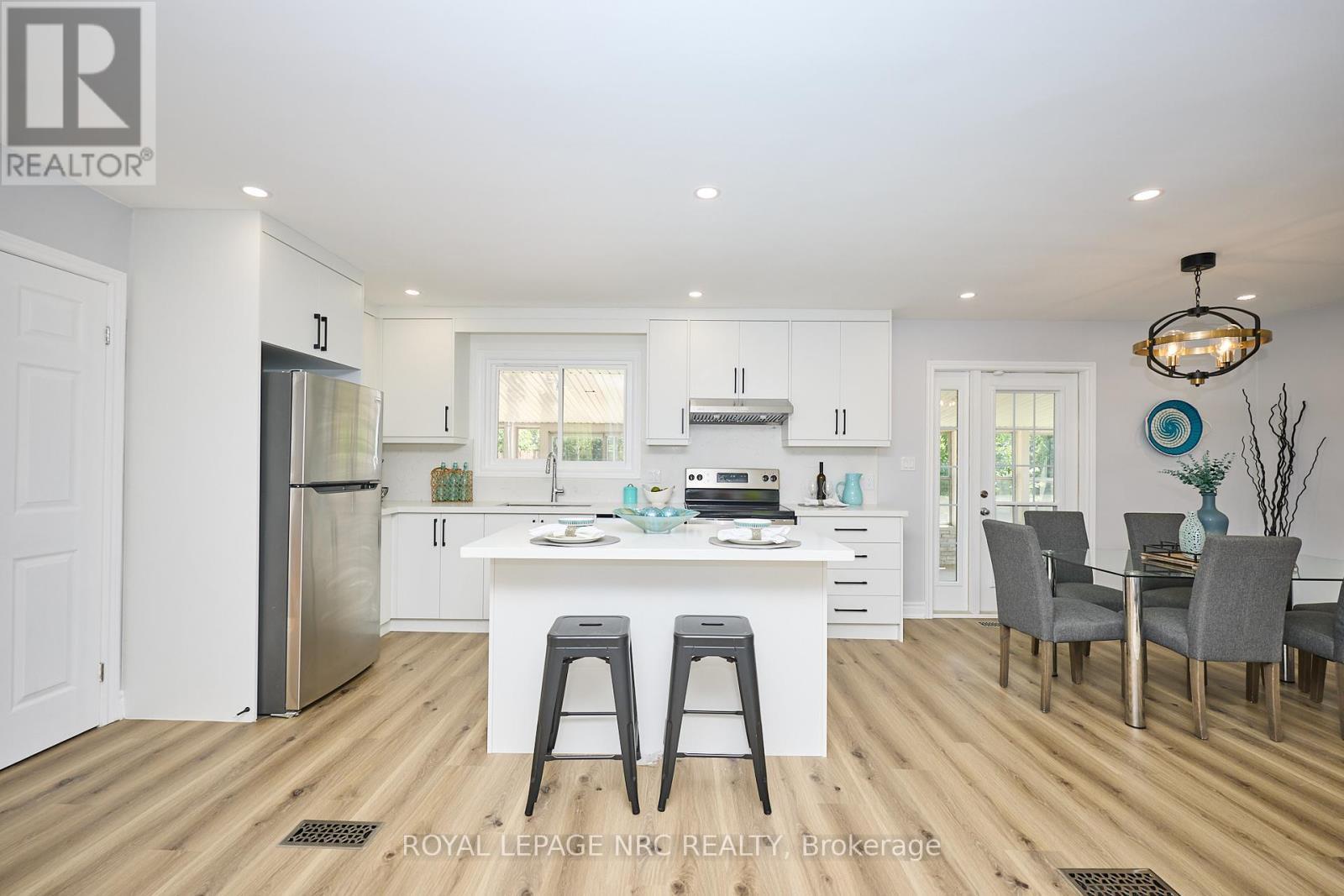 












22 OAKRIDGE AVENUE

,
St. Catharines (Glendale/Glenridge),




Ontario
L2T2M5

