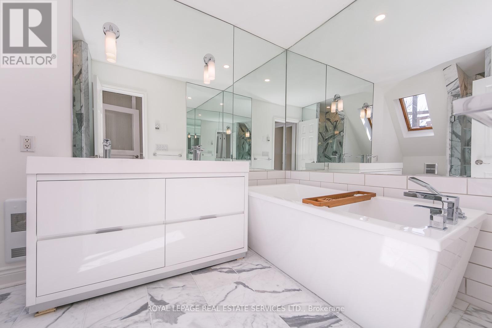 












59 DUPONT STREET

,
Toronto,




Ontario
M5R1V3

