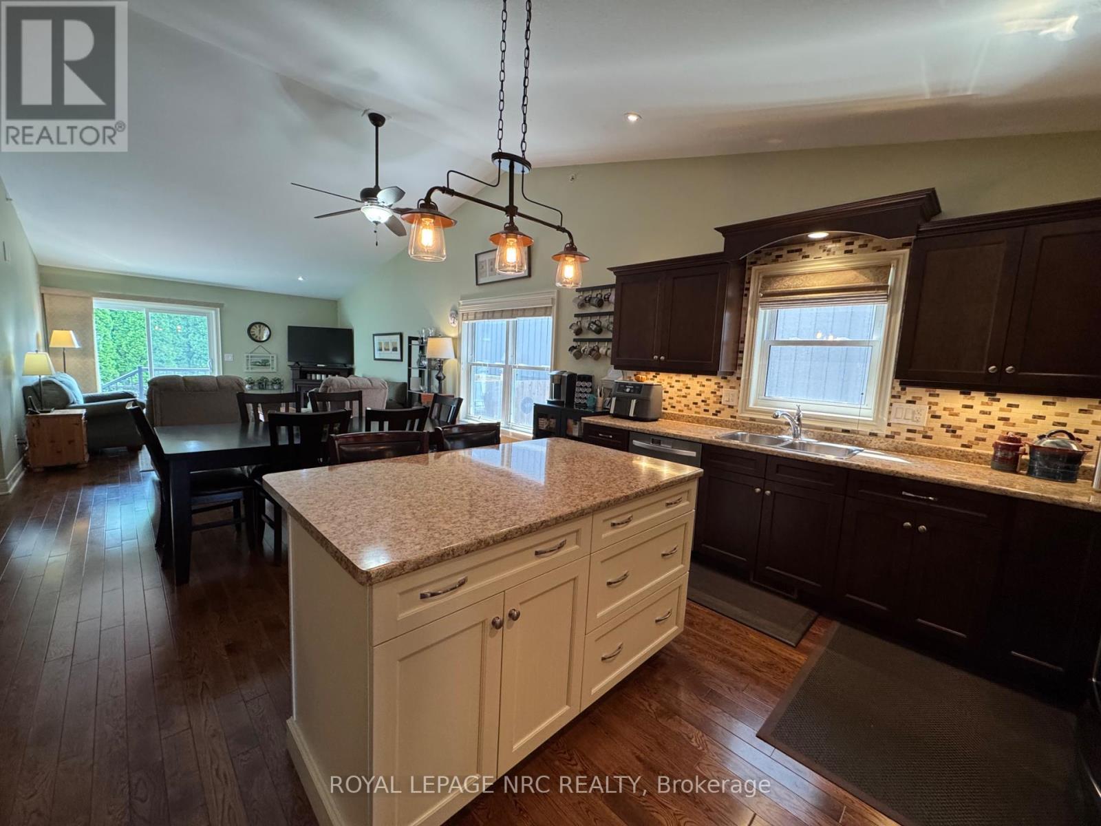 












70 PARKSIDE DRIVE

,
St. Catharines (Port Weller),




Ontario
L2M0B2

