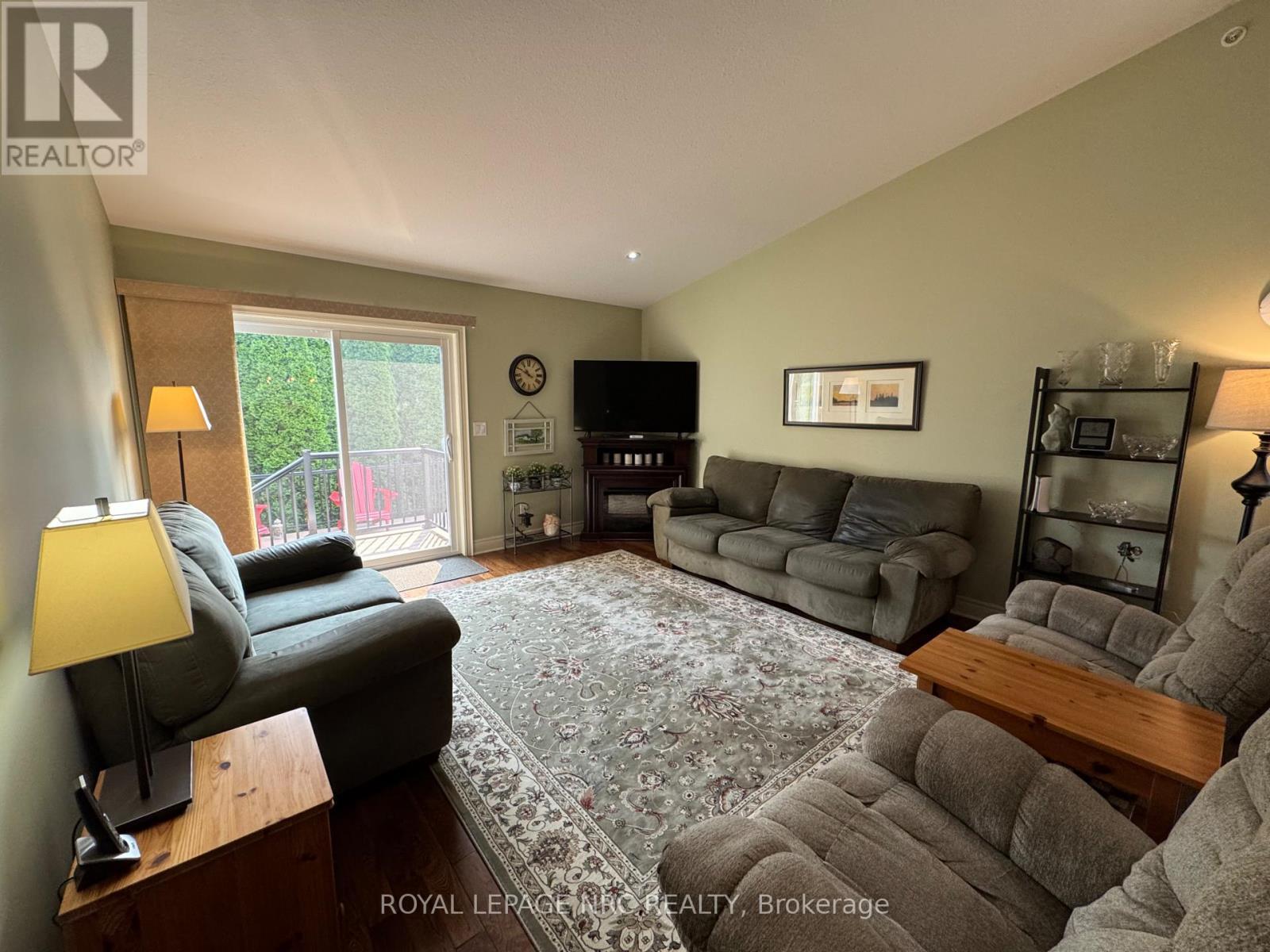












70 PARKSIDE DRIVE

,
St. Catharines (Port Weller),




Ontario
L2M0B2

