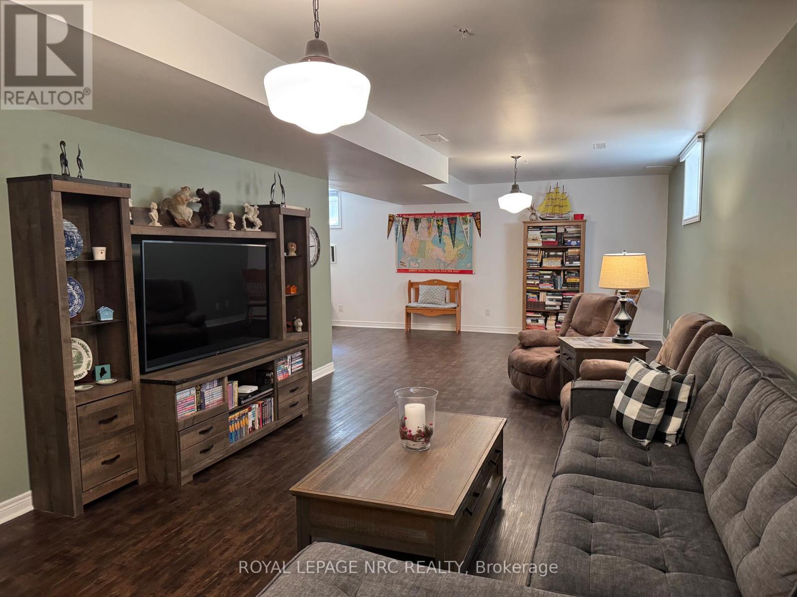 












70 PARKSIDE DRIVE

,
St. Catharines (Port Weller),




Ontario
L2M0B2

