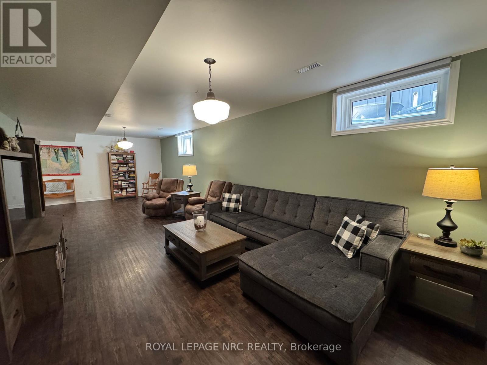 












70 PARKSIDE DRIVE

,
St. Catharines (Port Weller),




Ontario
L2M0B2

