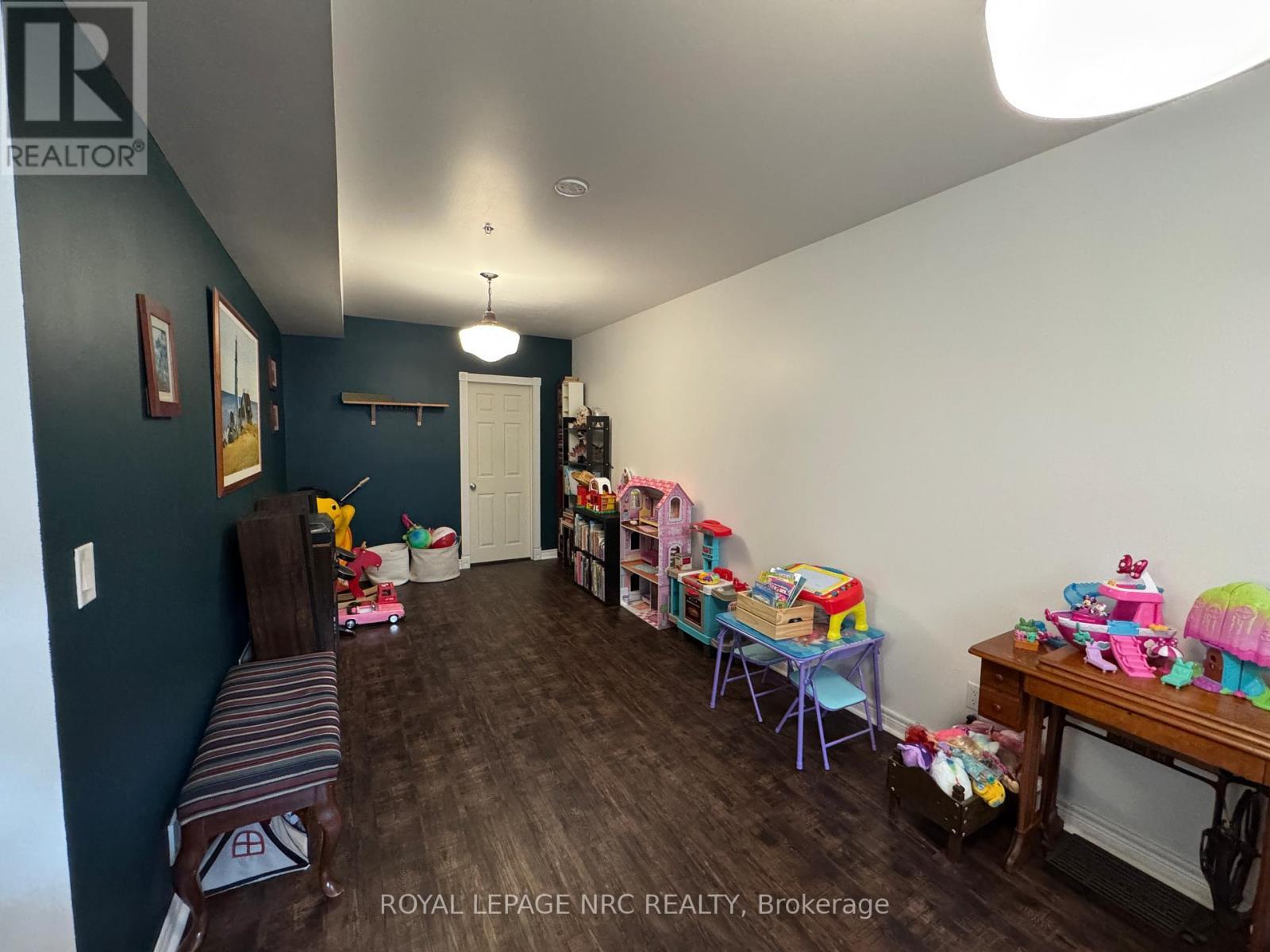 












70 PARKSIDE DRIVE

,
St. Catharines (Port Weller),




Ontario
L2M0B2

