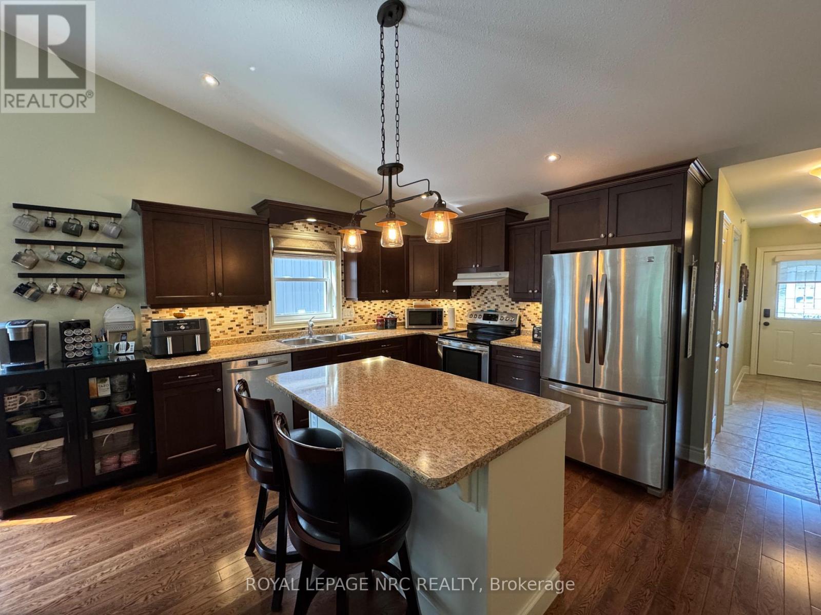 












70 PARKSIDE DRIVE

,
St. Catharines (Port Weller),




Ontario
L2M0B2

