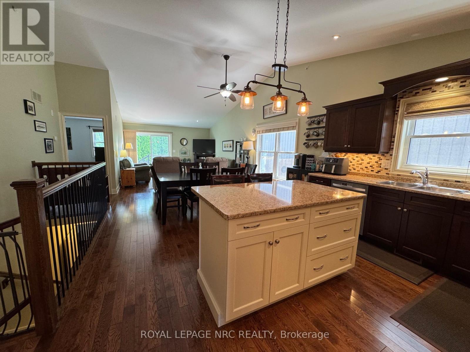 












70 PARKSIDE DRIVE

,
St. Catharines (Port Weller),




Ontario
L2M0B2


