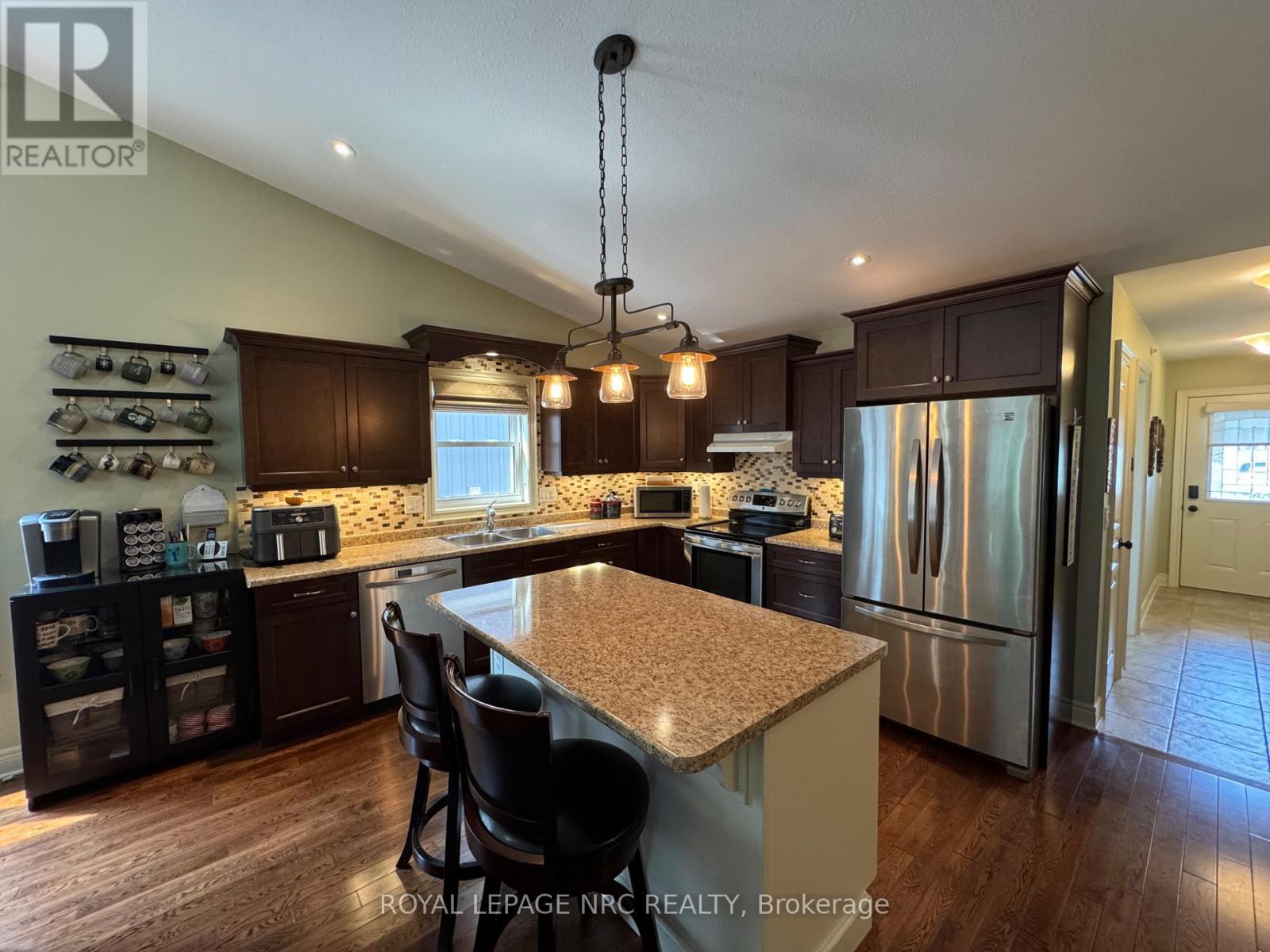 












70 PARKSIDE DRIVE

,
St. Catharines (Port Weller),




Ontario
L2M0B2

