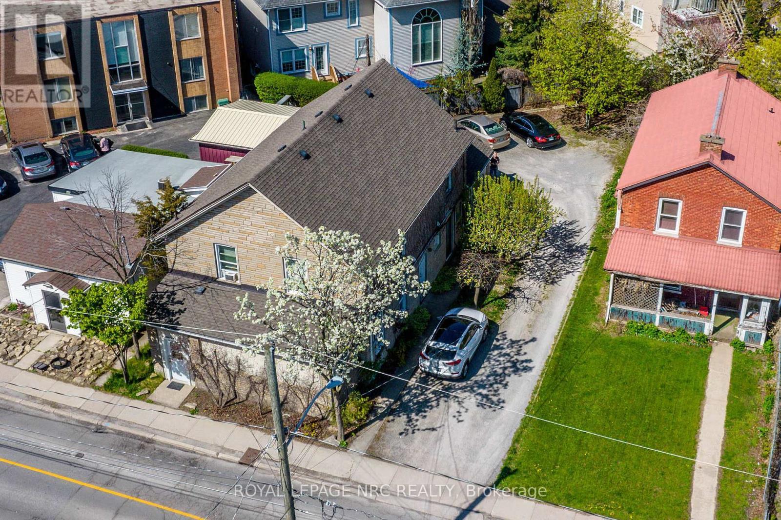 












33 LAKE STREET

,
St. Catharines (Downtown),




Ontario
L2R5W9

