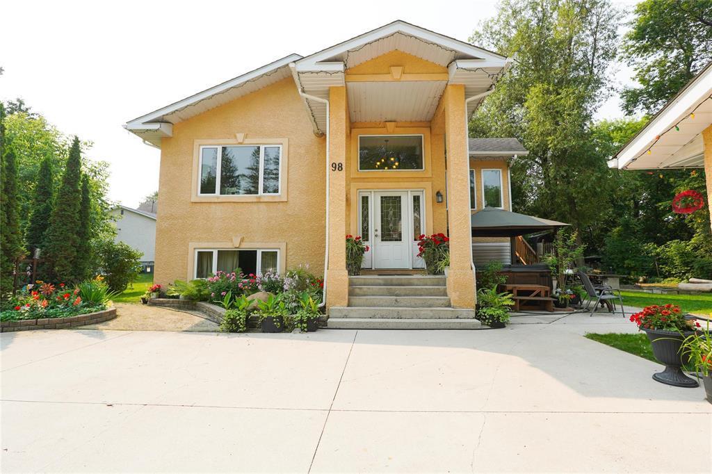 












98 Maple Avenue

,
Mitchell,




Manitoba
R5G1H4

