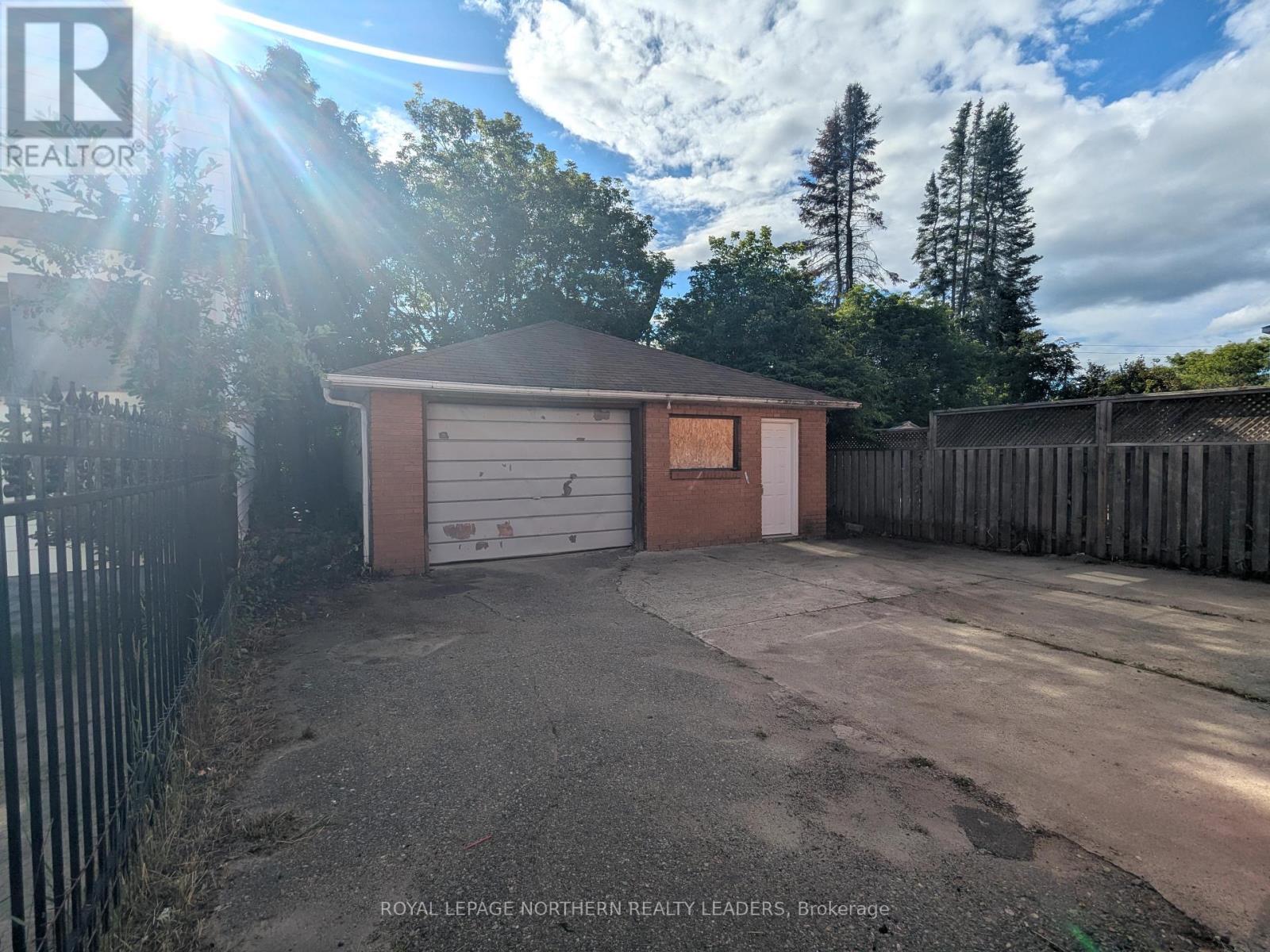 












285 PINE STREET S

,
Timmins (TS - SE),




Ontario
P4N2K8

