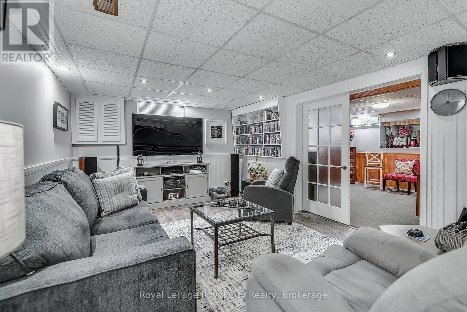 












30 SPRINGDALE BOULEVARD

,
Guelph (Willow West/Sugarbush/West Acres),




Ontario
N1H6X5

