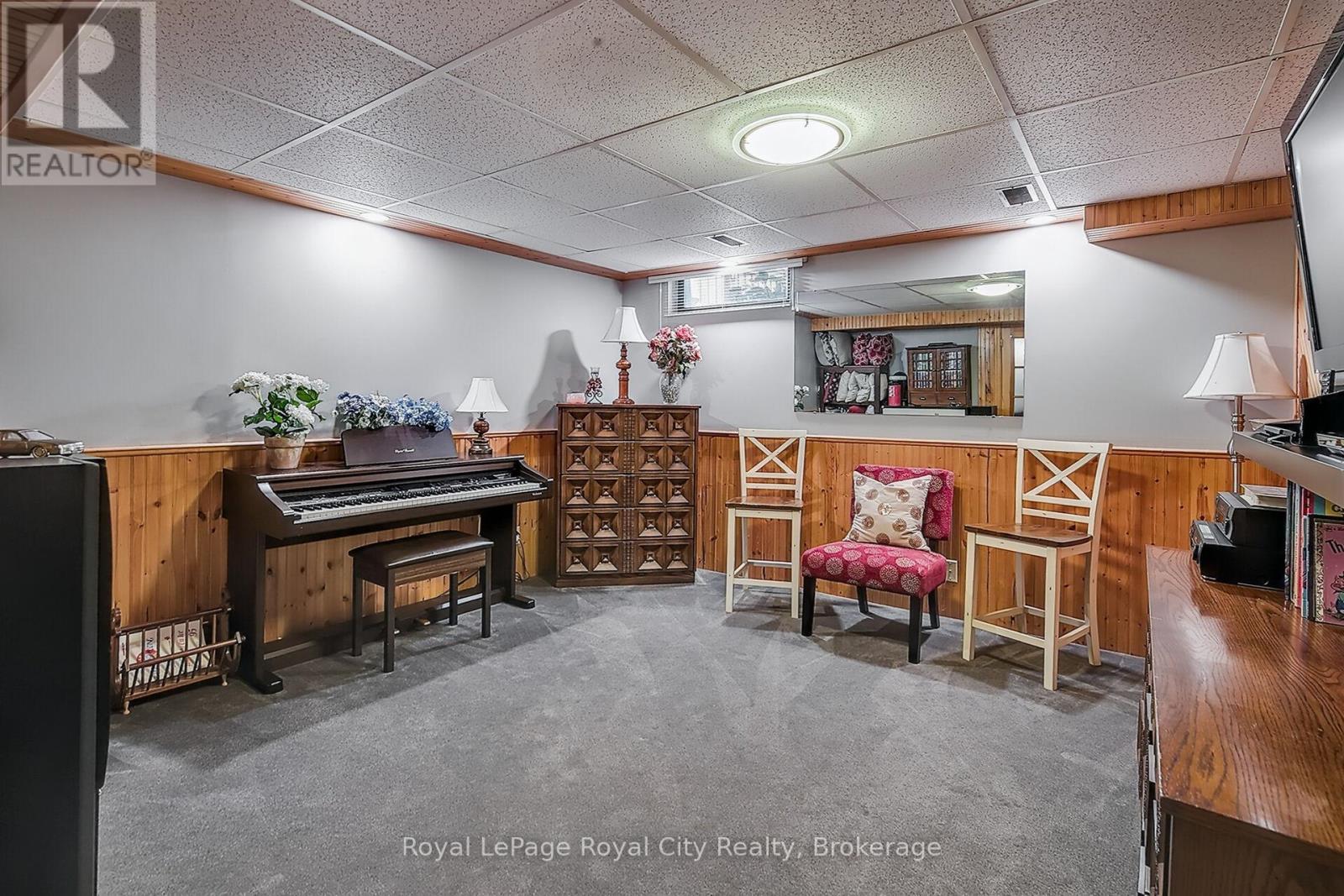 












30 SPRINGDALE BOULEVARD

,
Guelph (Willow West/Sugarbush/West Acres),




Ontario
N1H6X5

