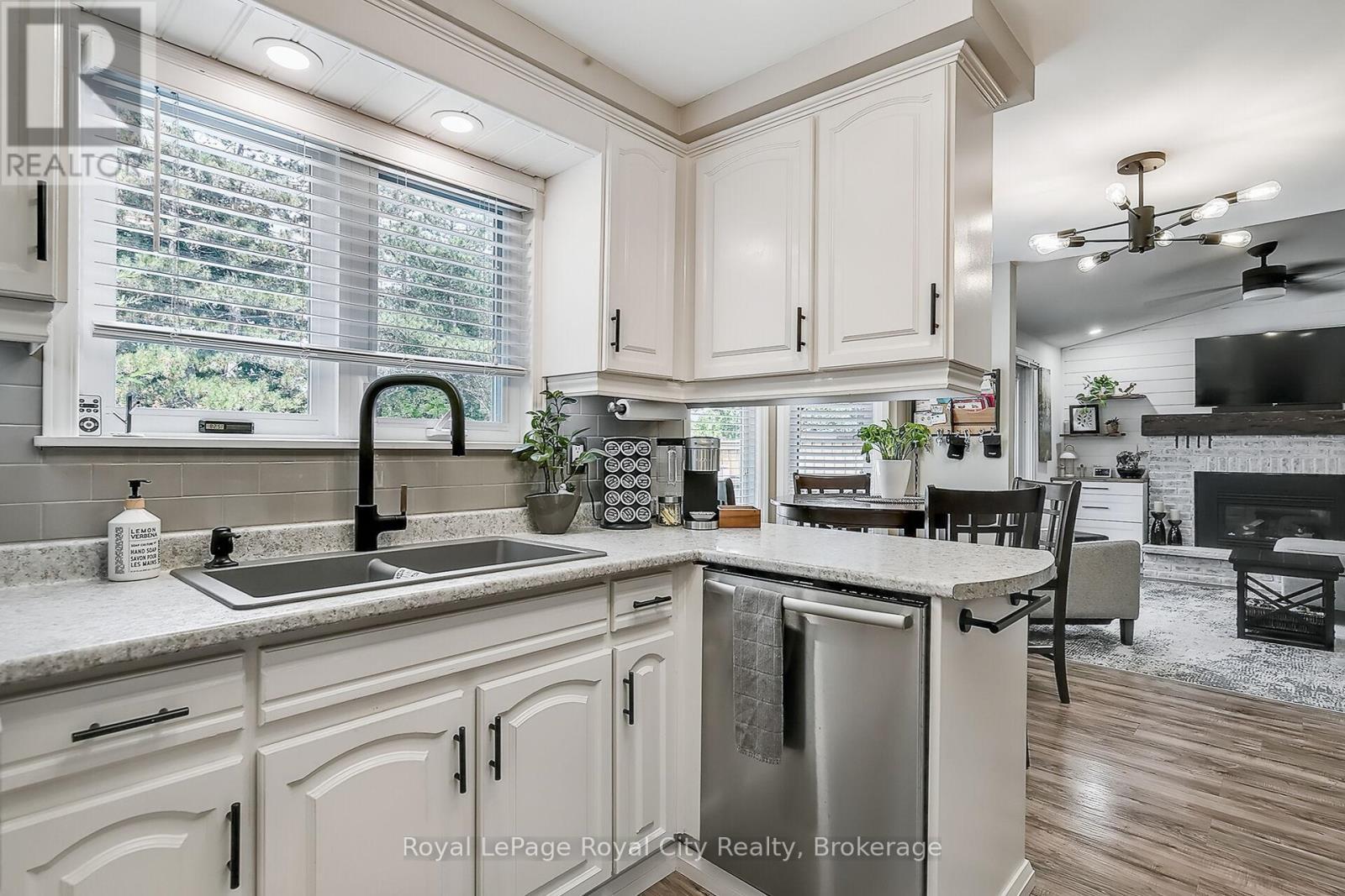 












30 SPRINGDALE BOULEVARD

,
Guelph (Willow West/Sugarbush/West Acres),




Ontario
N1H6X5

