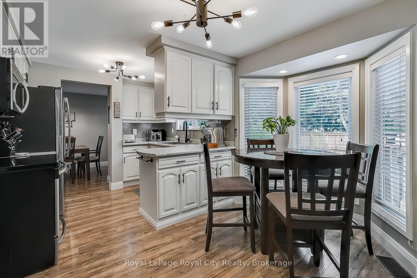 












30 SPRINGDALE BOULEVARD

,
Guelph (Willow West/Sugarbush/West Acres),




Ontario
N1H6X5

