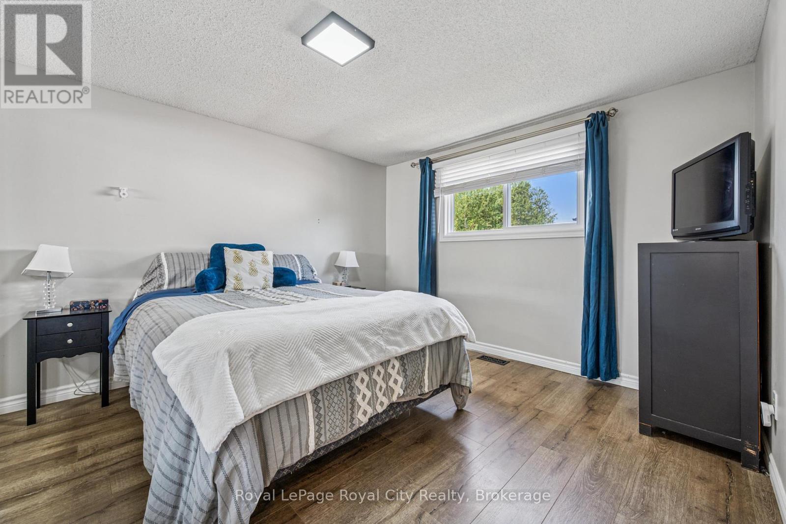 












1 KOCH DRIVE W

,
Guelph (Kortright West),




Ontario
N1G4G3

