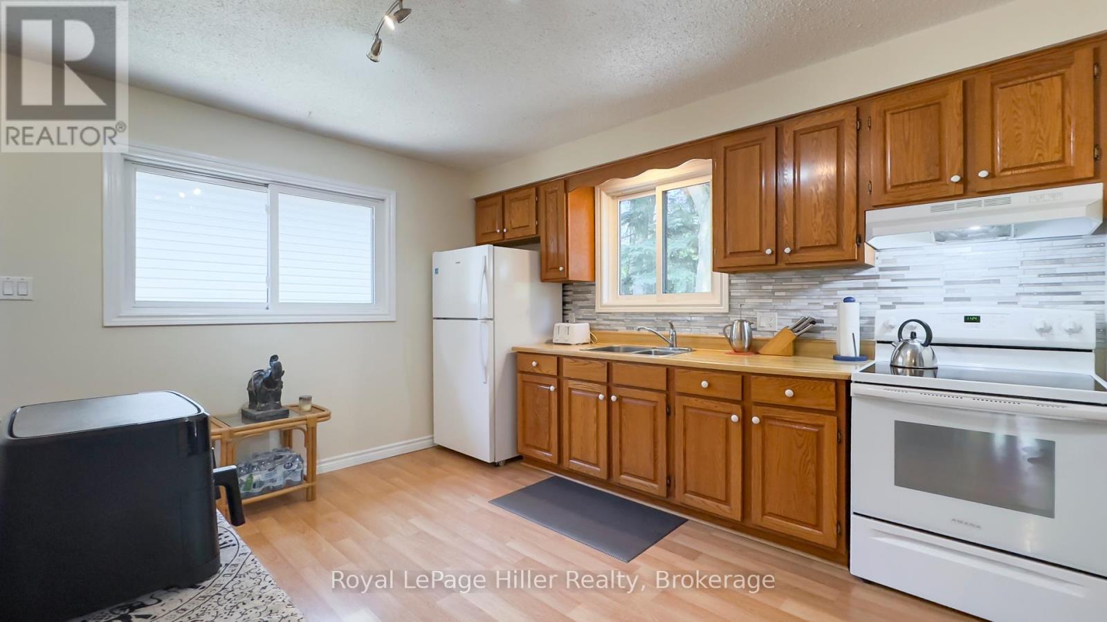 












146 RAILWAY AVENUE

,
Stratford,




Ontario
N5A2J1

