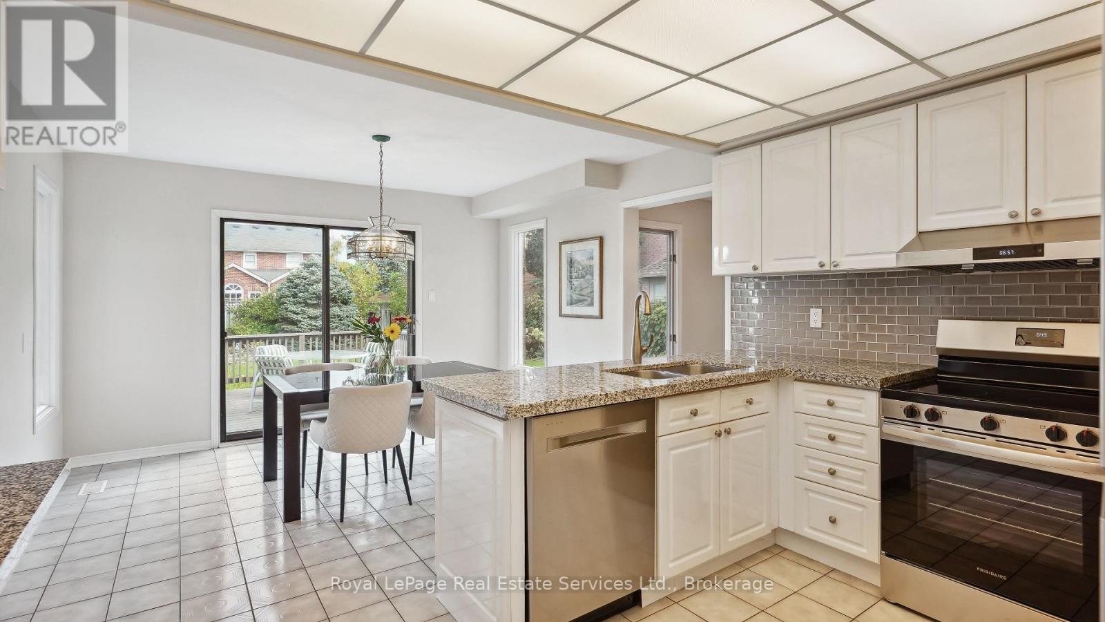 












524 CHILLINGHAM CRESCENT

,
Oakville (FD Ford),




Ontario
L6J6N7

