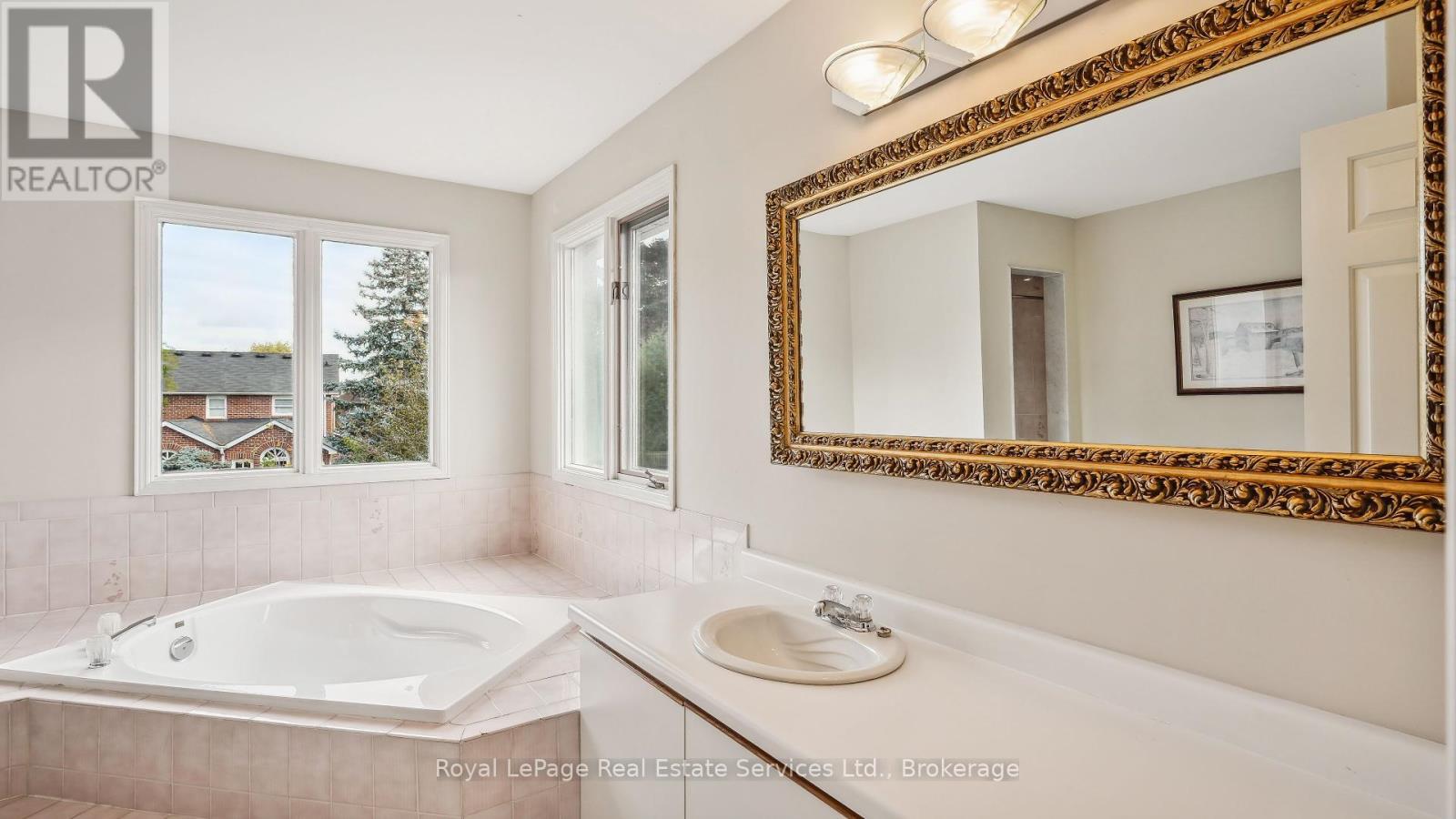 












524 CHILLINGHAM CRESCENT

,
Oakville (FD Ford),




Ontario
L6J6N7

