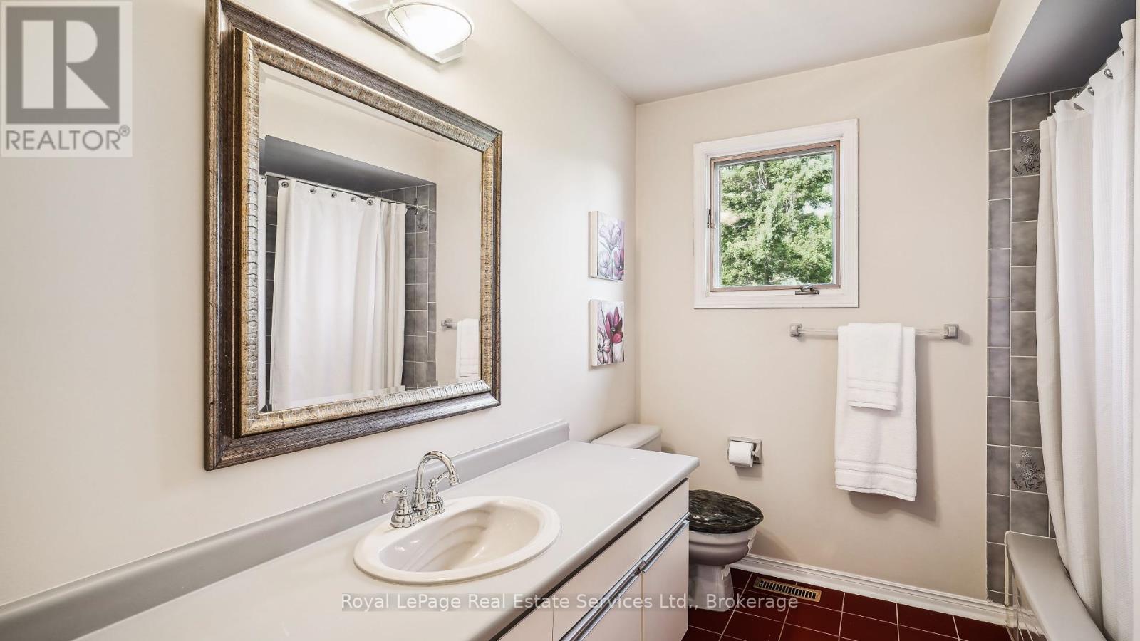 












524 CHILLINGHAM CRESCENT

,
Oakville (FD Ford),




Ontario
L6J6N7


