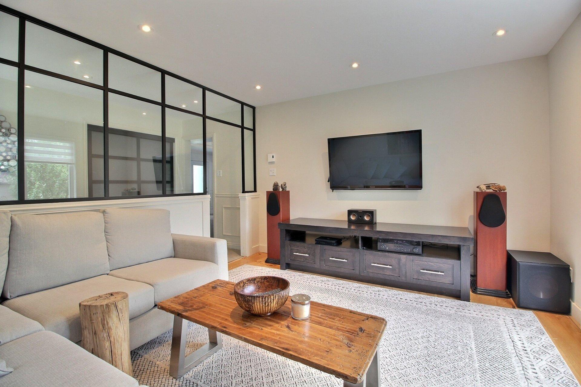 









595


Rue Larose

,
Magog,




QC
J1X4L3

